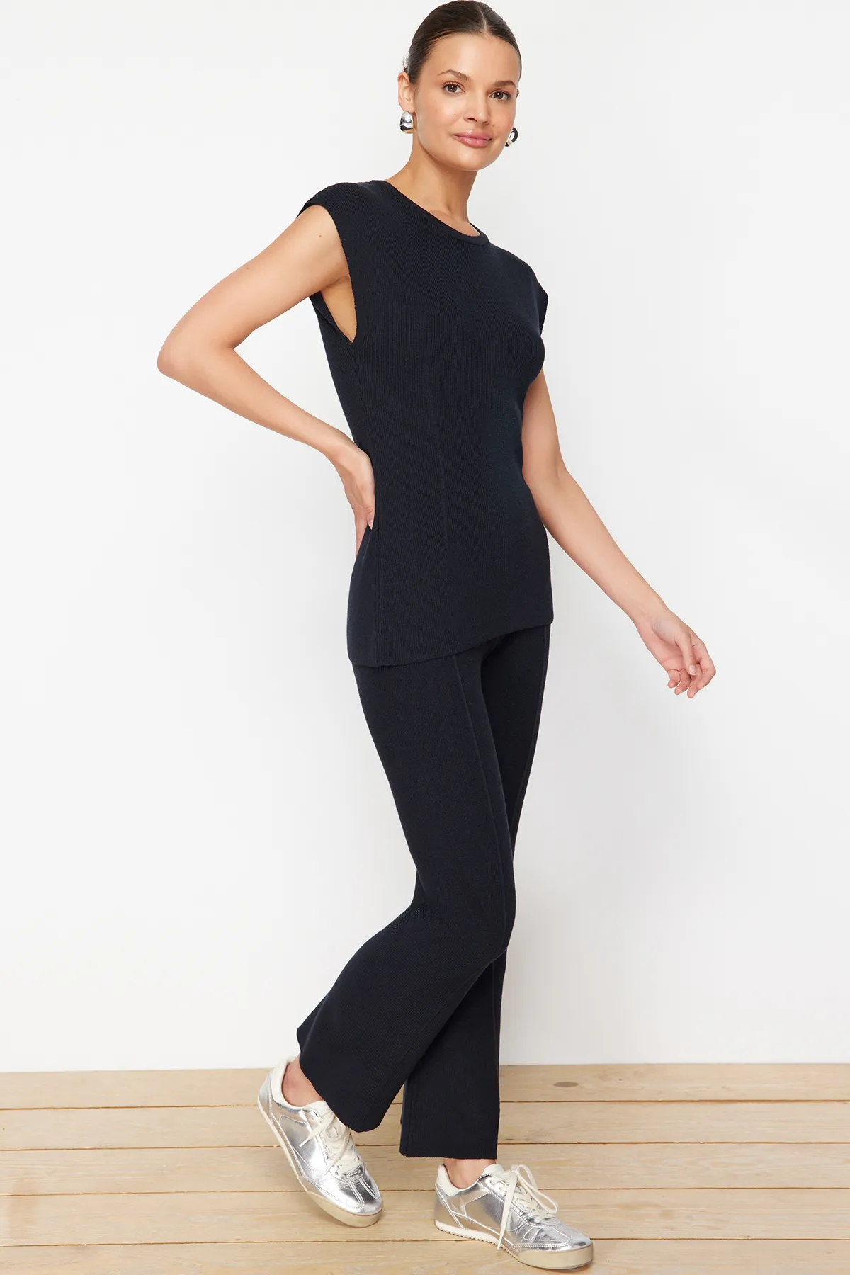 Trendyol Collection  Marineblaues Set aus dünner Bluse und Hose aus Baumwolle, Strickoberteil und -unterteil TWOSS24AU00115
