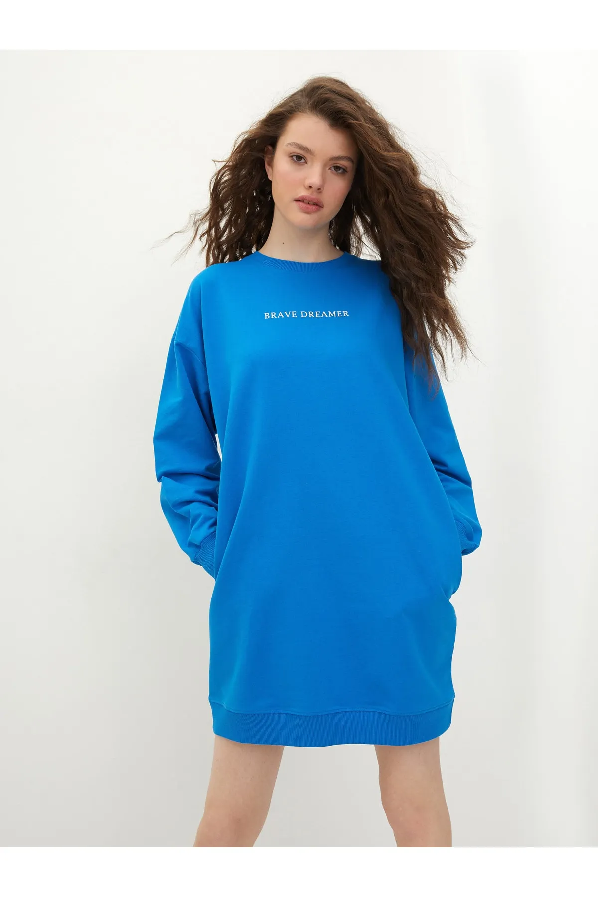 LC Waikiki  Langärmliges Damenkleid mit Rundhalsausschnitt und Textdruck