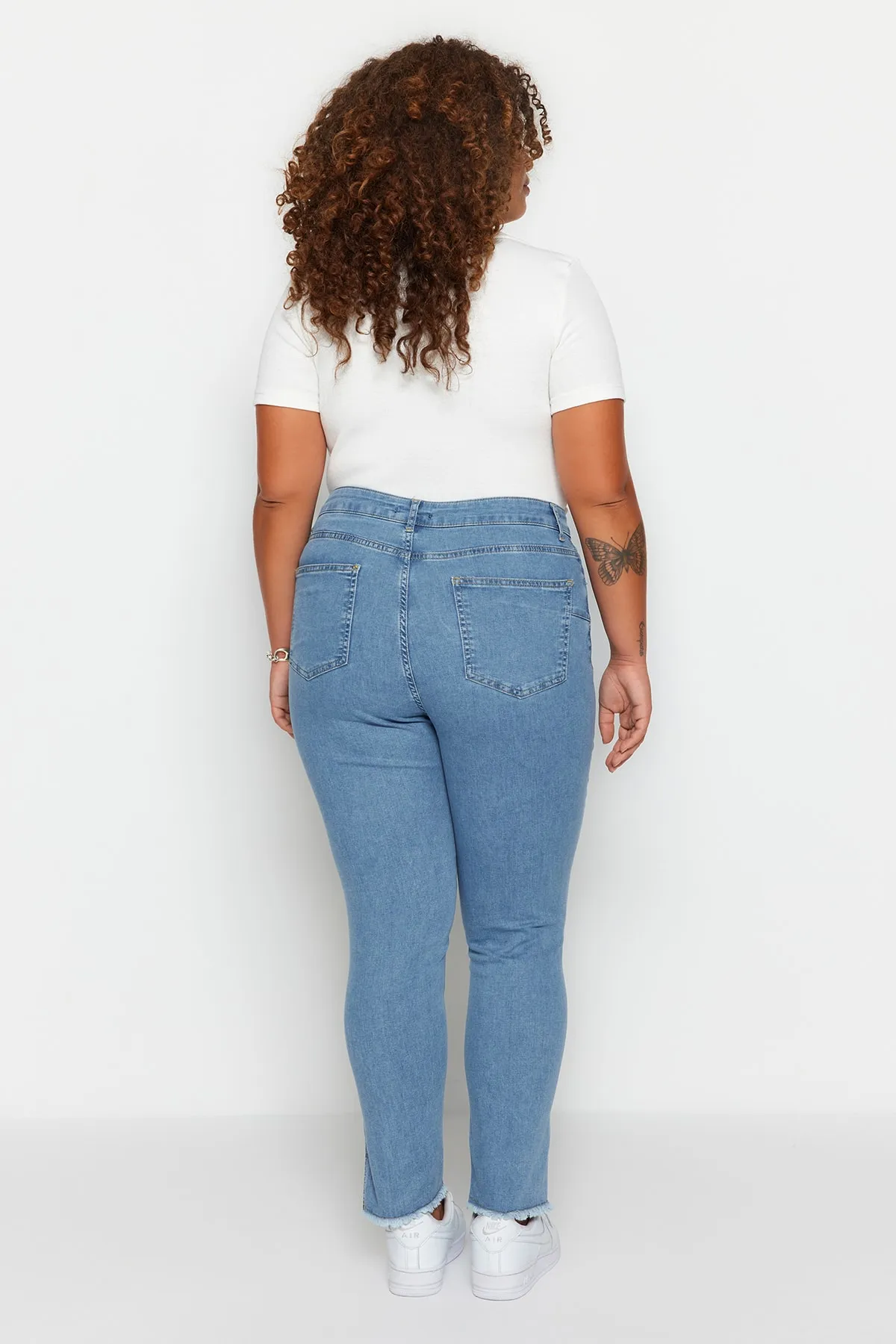 Trendyol Curve  Blaue, flexible Skinny-Denim-Jeans mit Schlitz und Quastendetail TBSSS23CJ00020