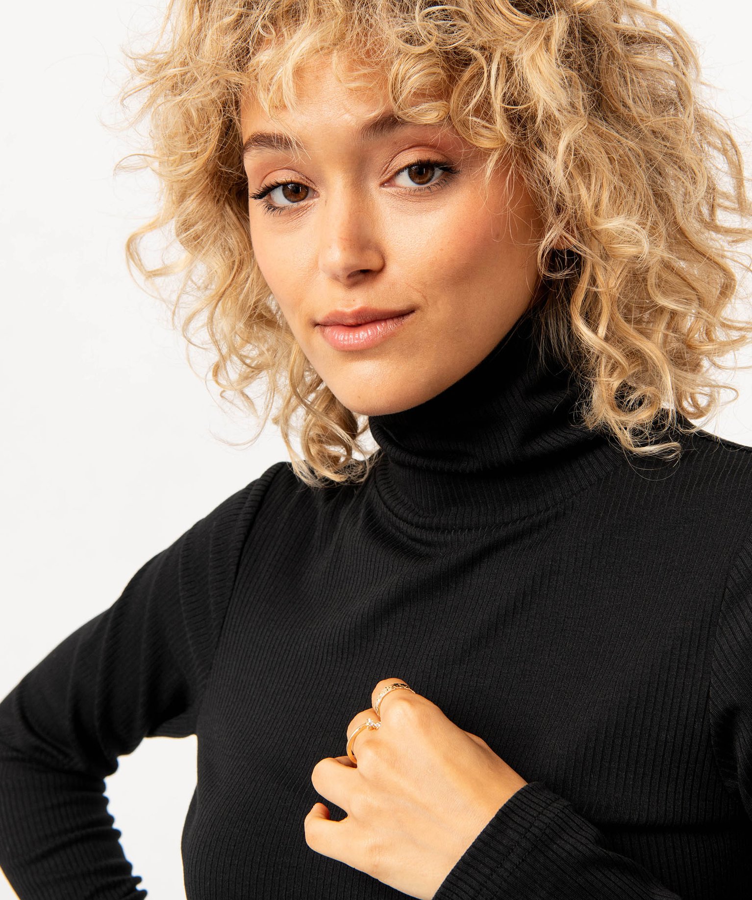 Tee-shirt à manches longues et col roulé en maille ctelée femme