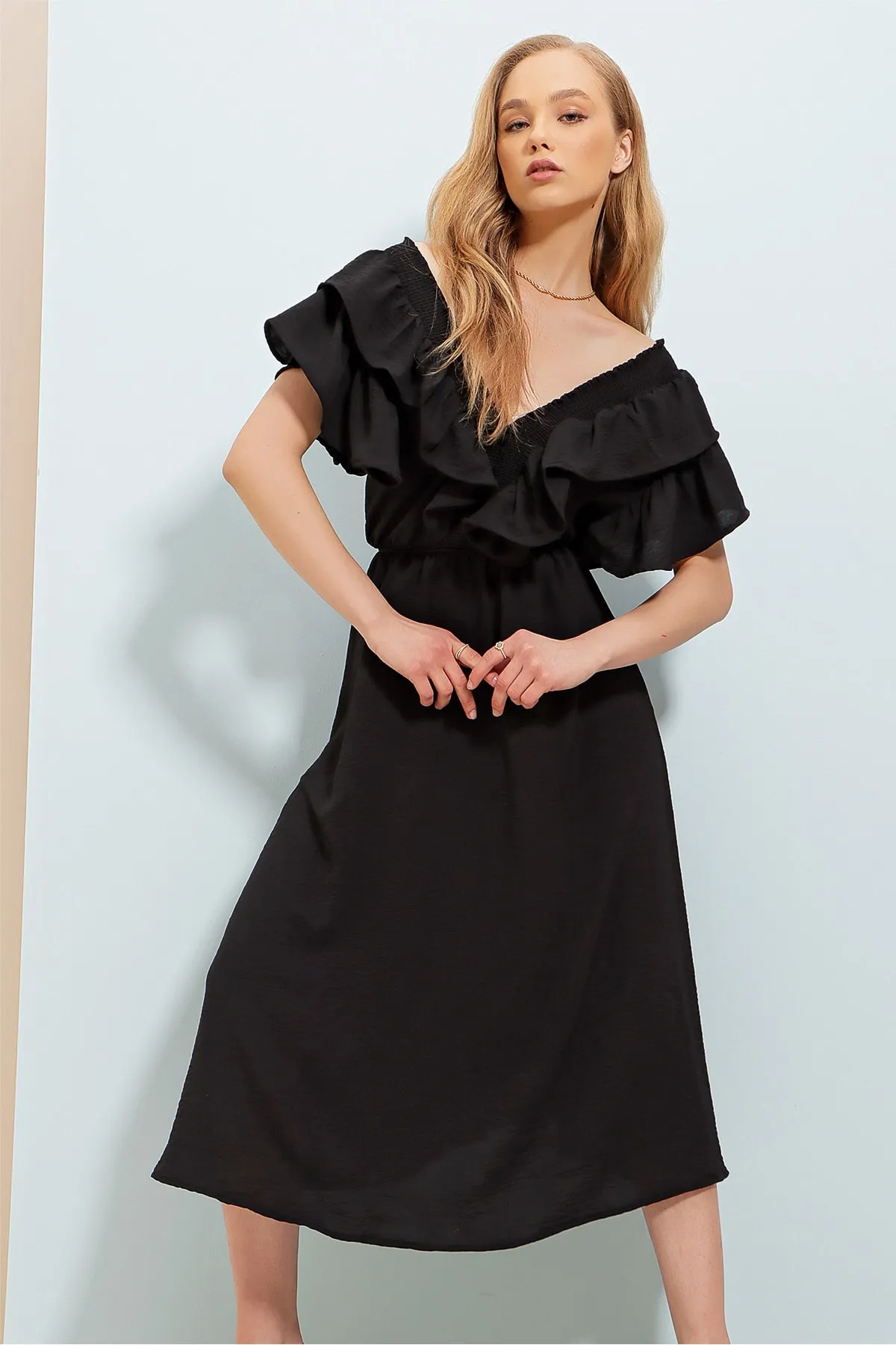 Trend Alaçatı Stili  Schwarzes, mittellanges Webkleid für Damen mit ausgestelltem Kragen und Taillengürtel ALC-X8559