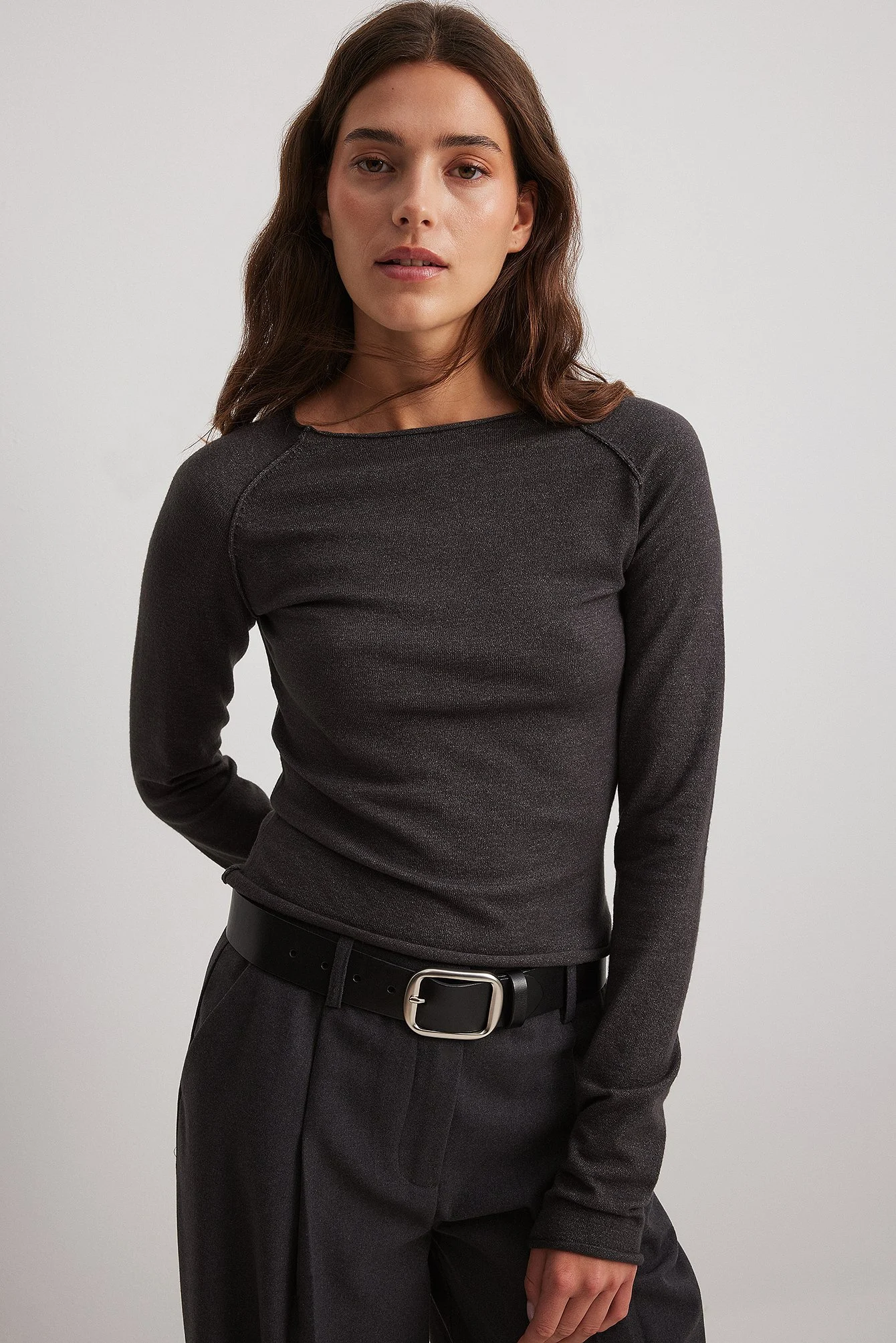 Dünngestrickter Pullover mit grobem Saum