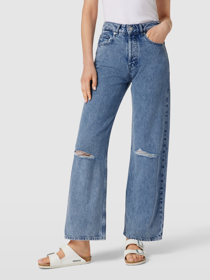 Jeans mit Label-Patch in hellblau