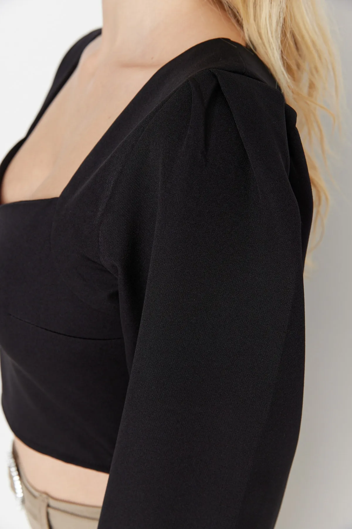 Trendyol Collection  Schwarze, kurz geschnittene, langärmlige Webbluse mit Herzausschnitt TWOSS21BZ0236