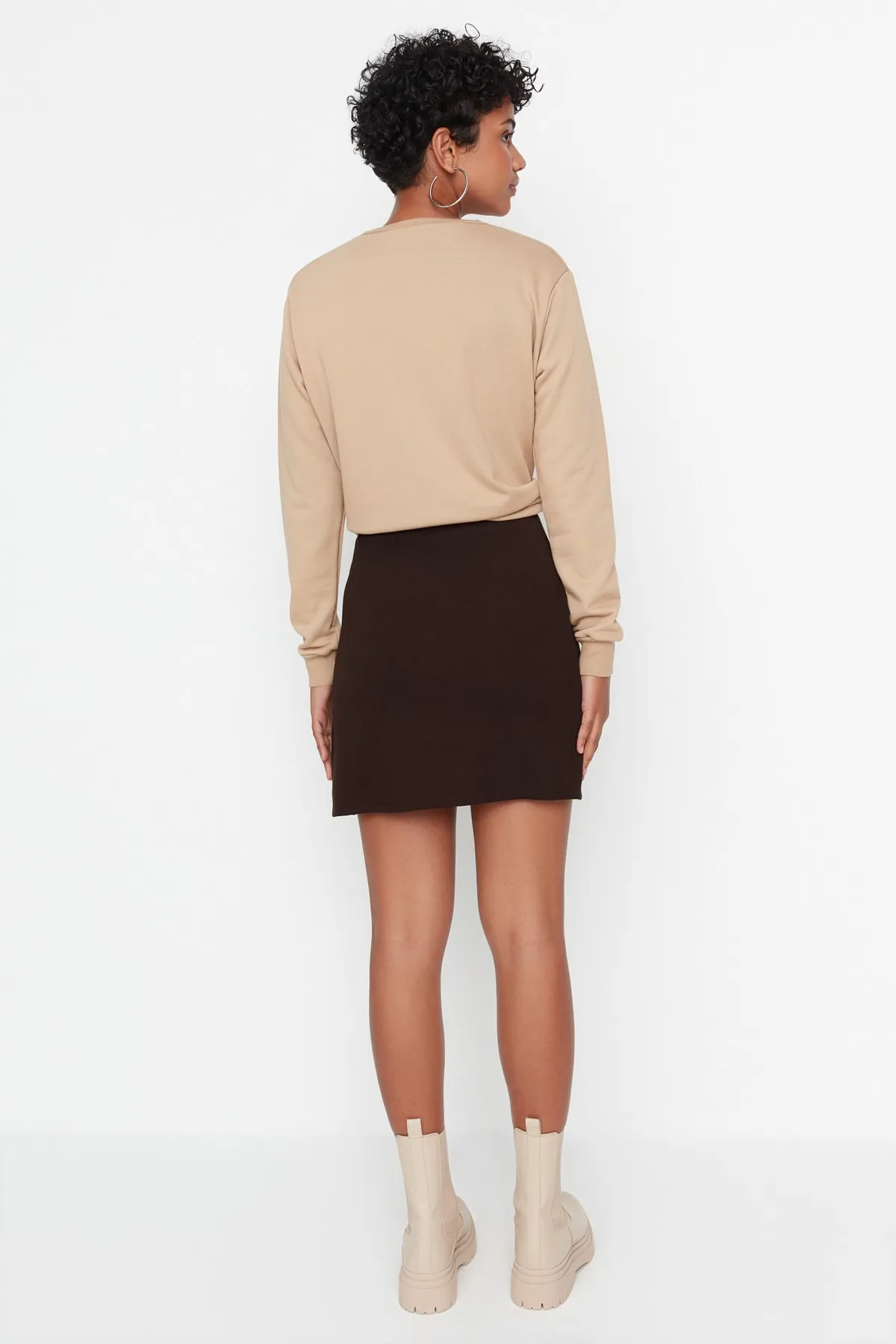 Trendyol Collection  Brauner Mini-Strickrock mit Schlitz und hoher Taille TWOAW23ET00045