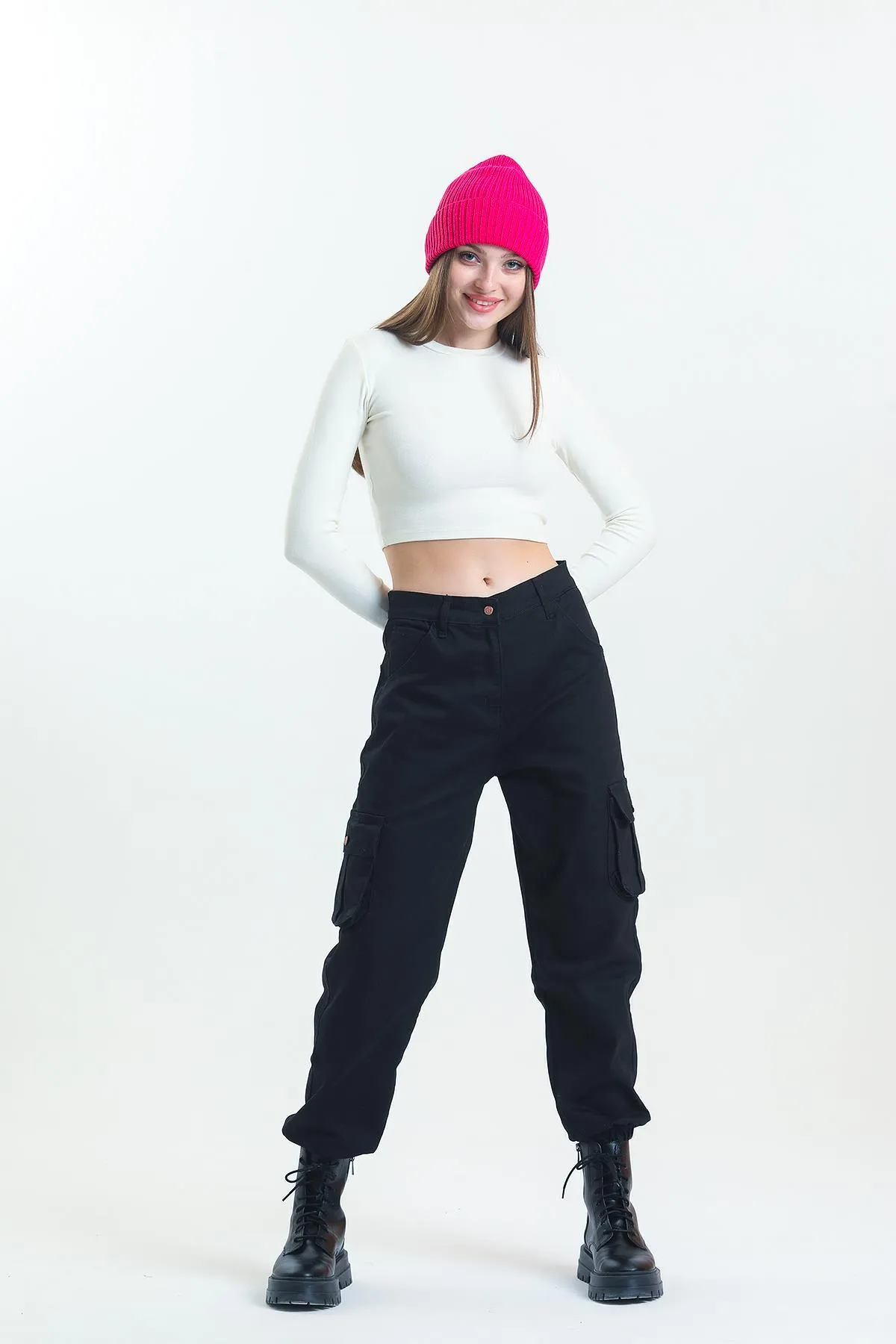 Domoda  Schwarze Jogger-Damenhose aus Gabardine mit bequemer Passform, elastischem Bündchen und Cargotasche