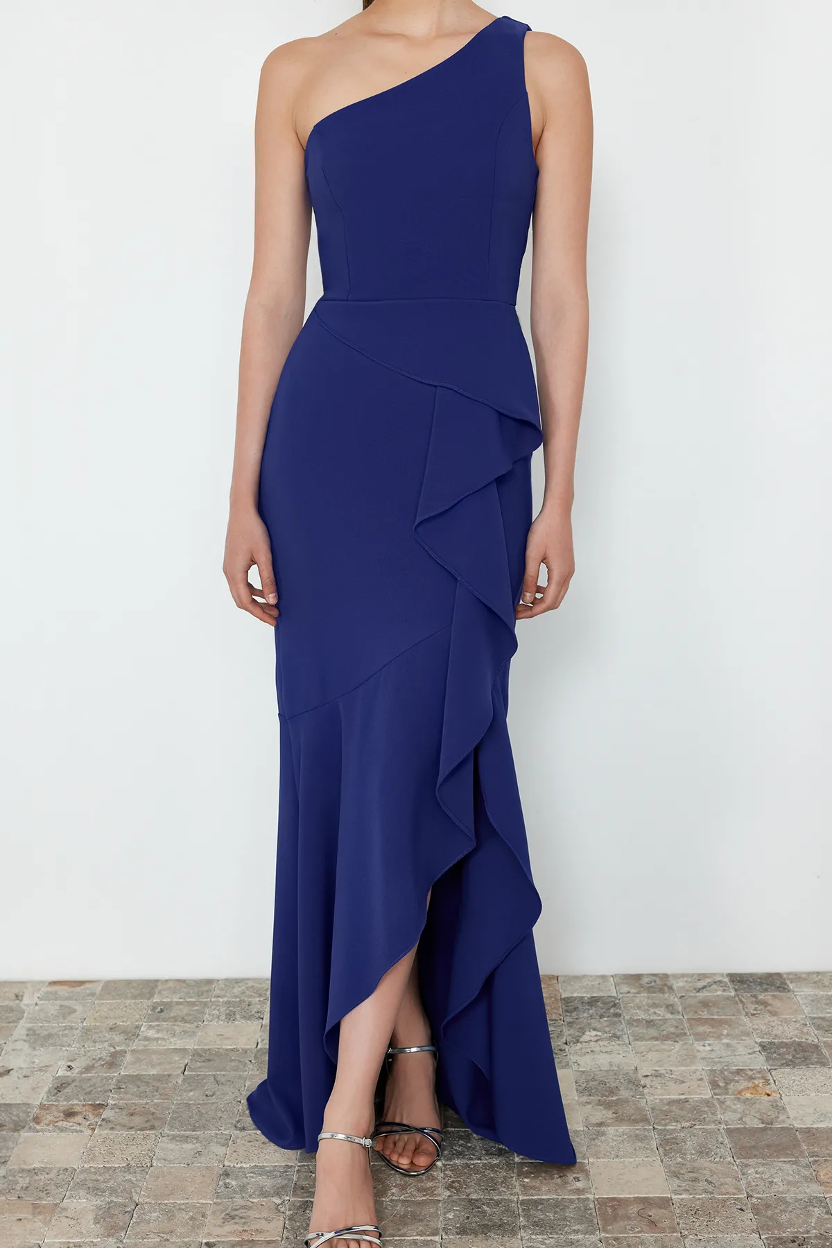 Trendyol Collection  Saks – Langes Abendkleid mit Volant und einzelnen Ärmeln TPRSS24AE00126