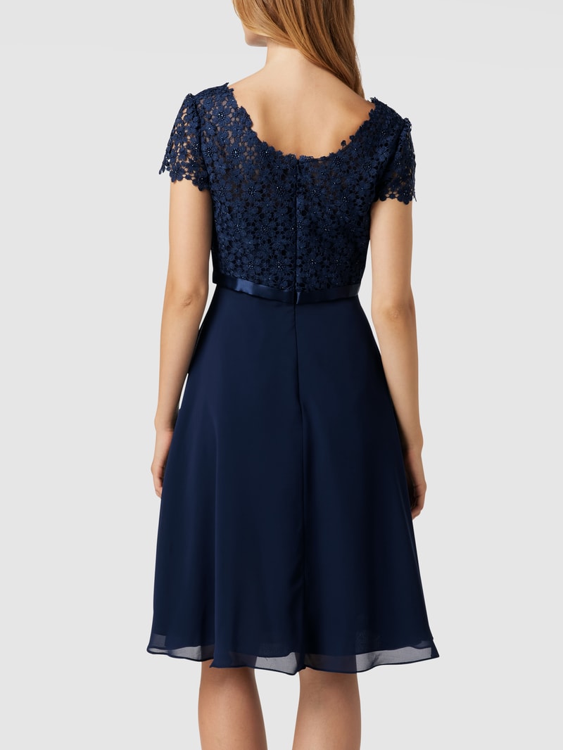 Cocktailkleid mit Ziersteinen und floralen Stickereien in dunkelblau
