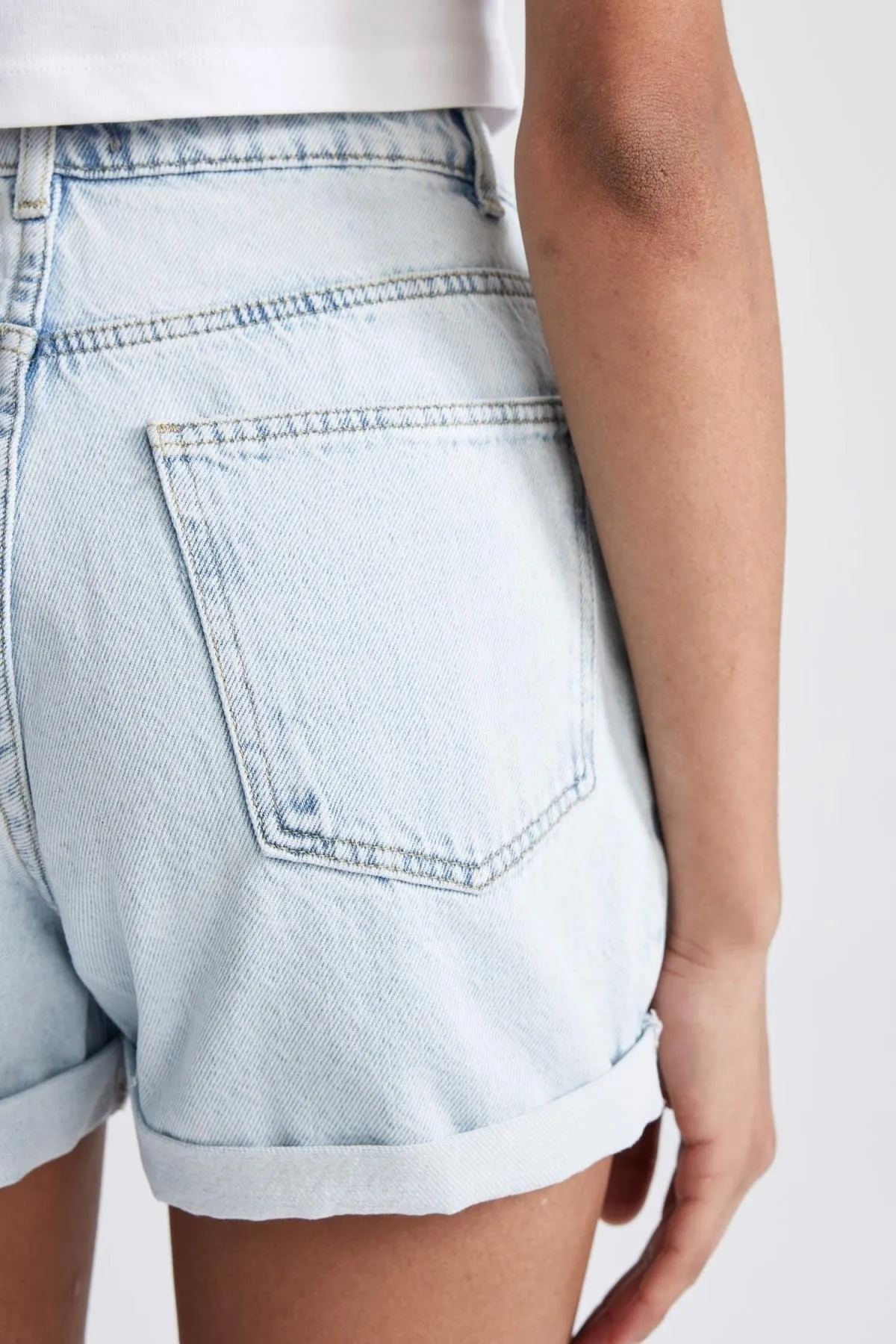 DeFacto  Mom Fit Jeans mit hoher Taille und umgeschlagenem Bein, 100 % Baumwolle, Shorts A2624ax23sm