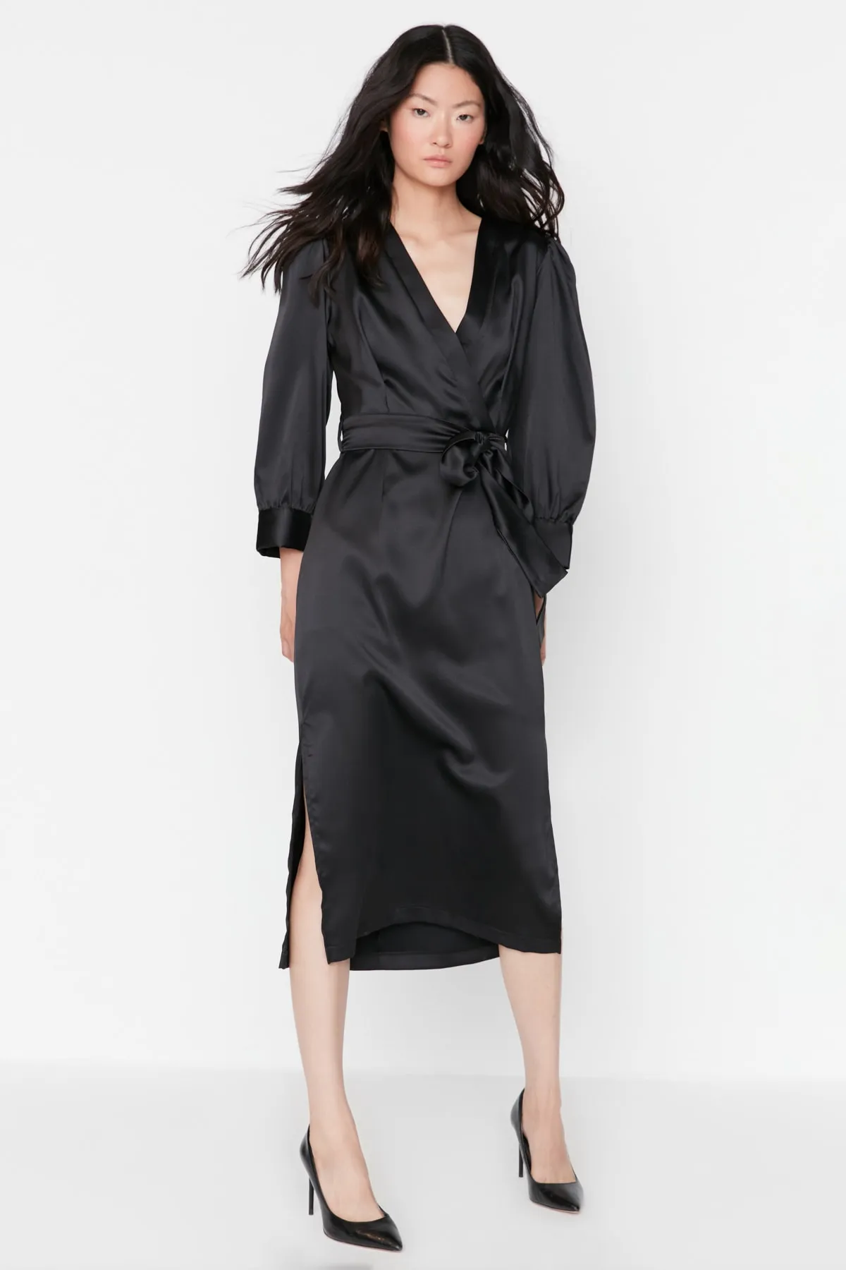 Trendyol Collection  Schwarzes, detailliertes Kleid aus Satin mit Krawatte TWOAW23EL01383