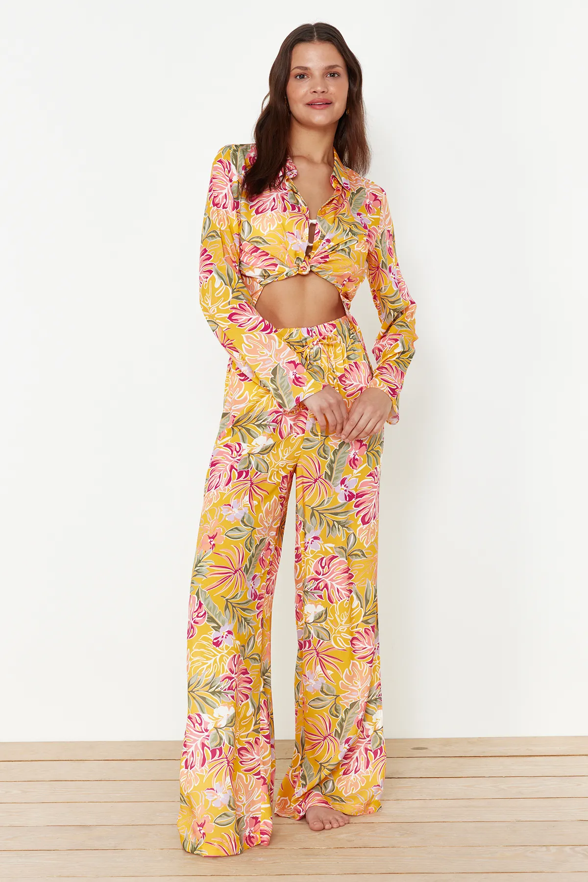 Trendyol Collection  Gewebtes Hemd-Hosen-Set mit Blumenmuster TBESS24AU00003