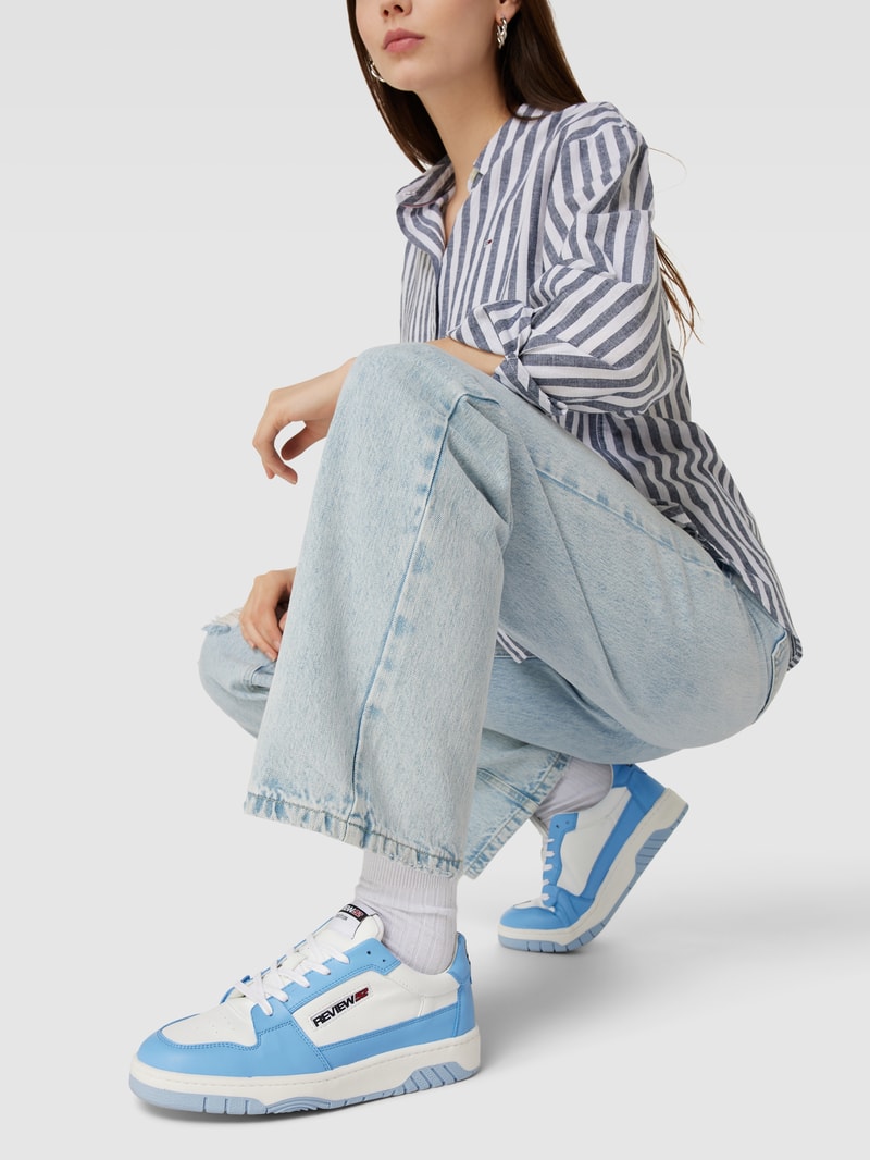 Sneaker mit Label-Details in hellblau