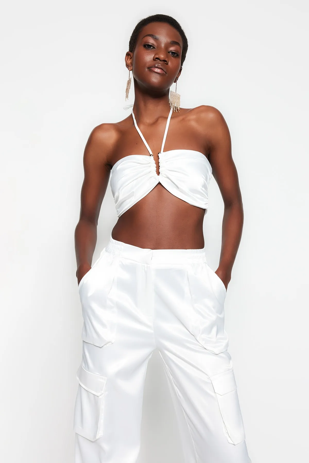 Trendyol Collection  Ecrufarbenes, bauchfreies, gefüttertes Satin-Bustier mit gewebten Accessoires TPRSS23BS00024
