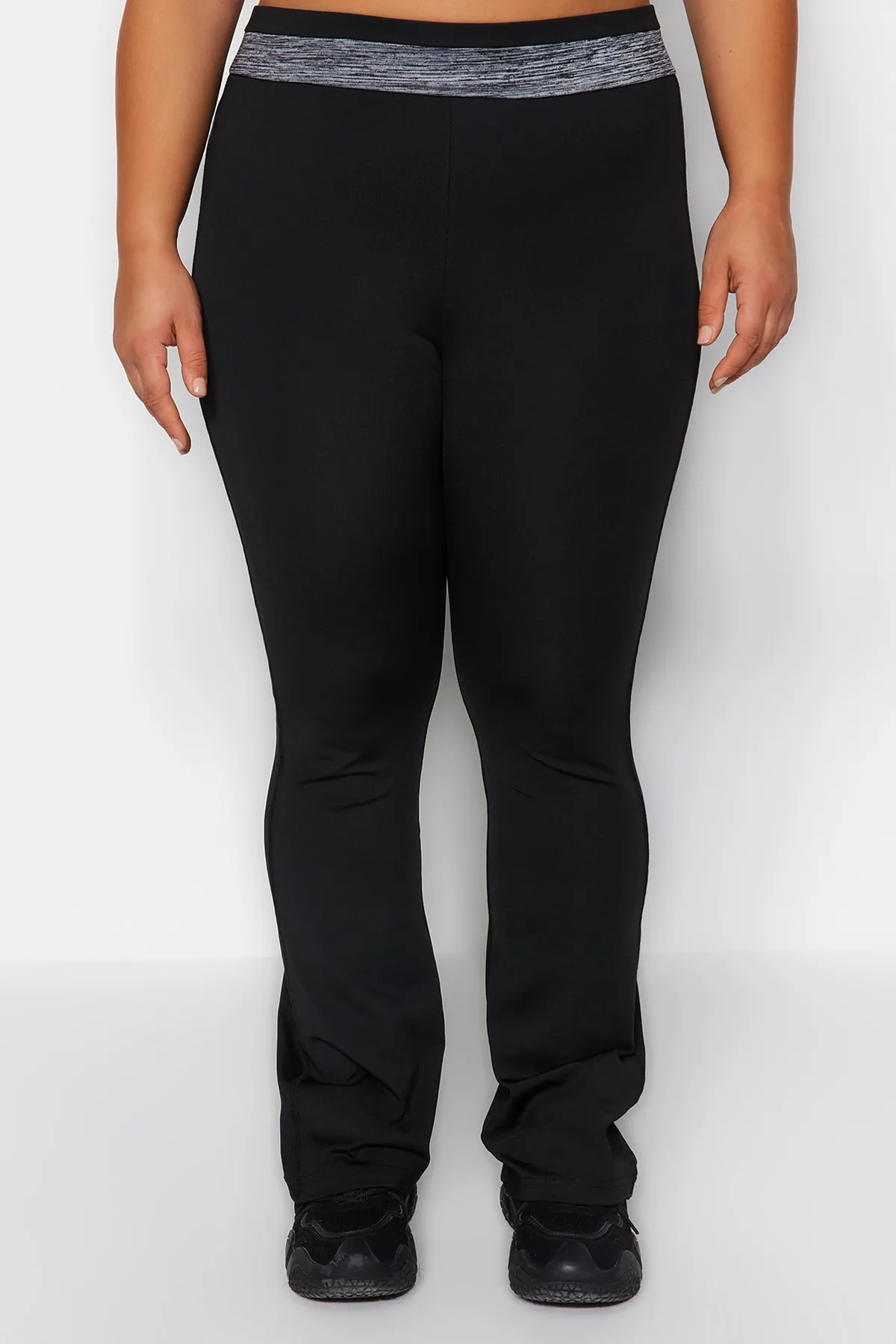 Trendyol Curve  Schwarze spanische Strick-Jogginghose mit Bein- und Taillendetails TBSSS22EA0055