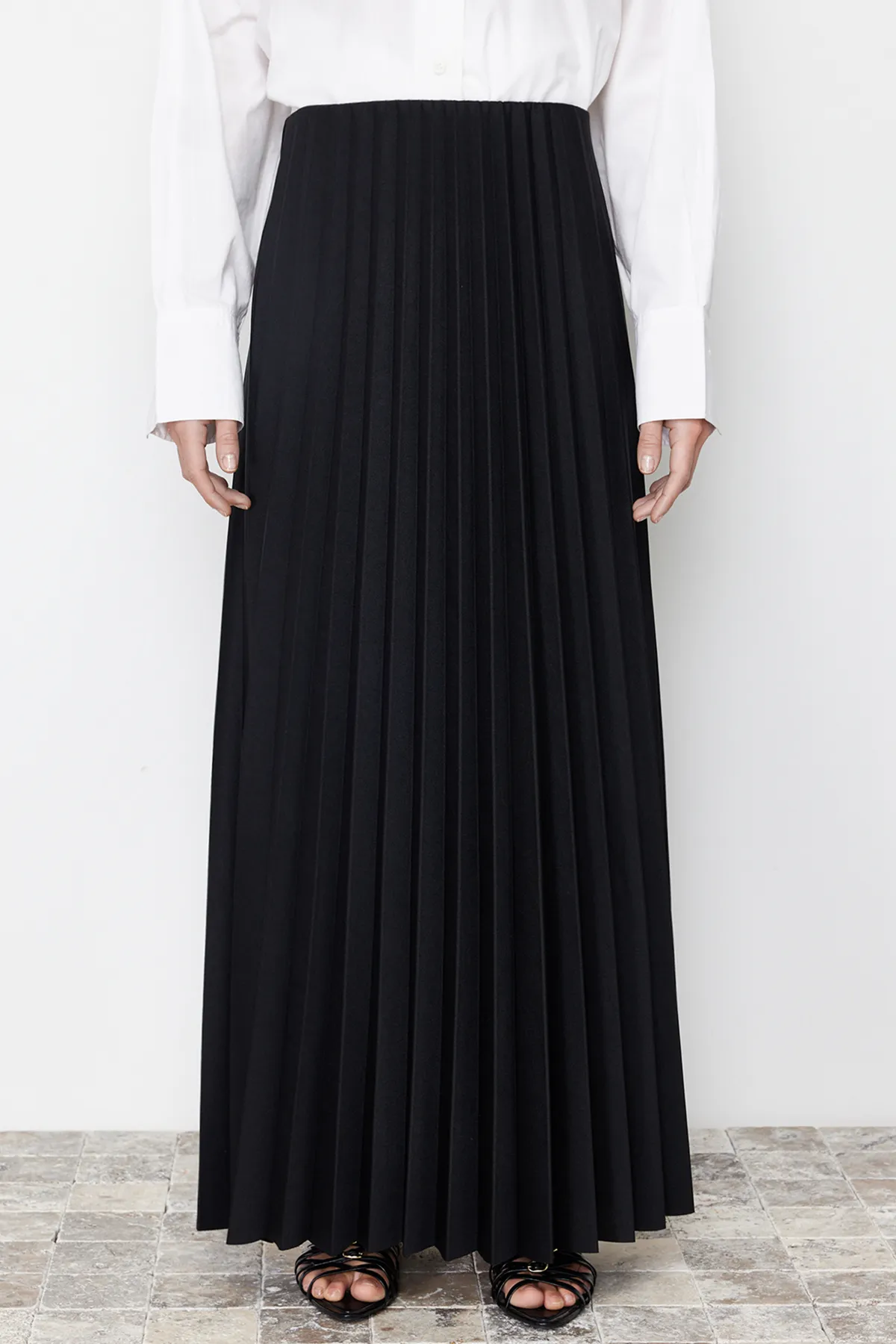 Trendyol Modest  Schwarzer plissierter Strickrock TCTSS24EE00005