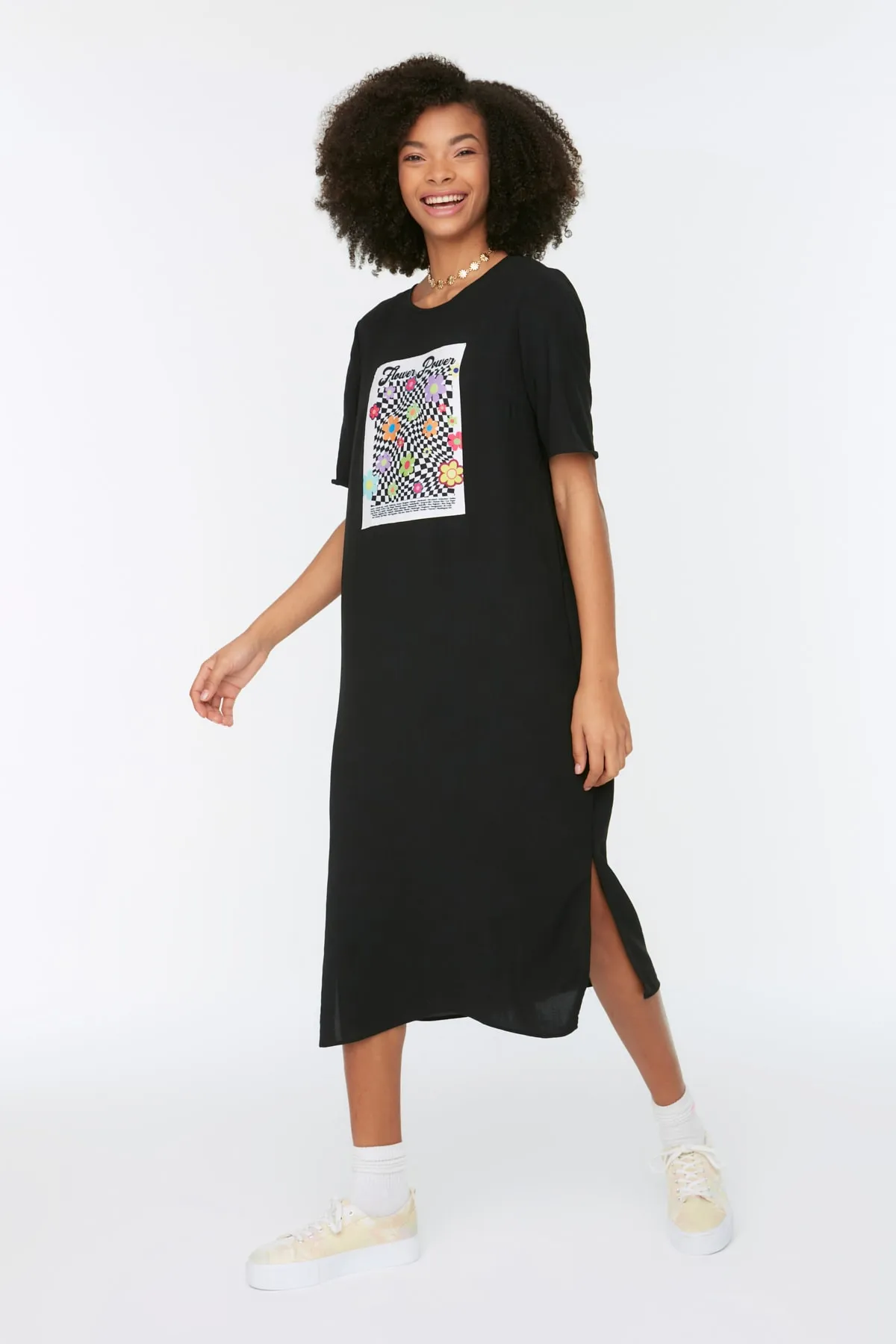 Trendyol Collection  Schwarz bedrucktes, detailliertes, bequem geschnittenes Midi-Webkleid TWOSS22EL0782