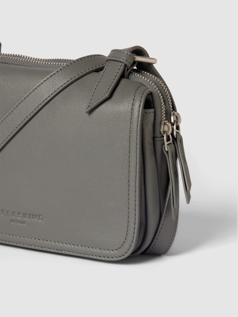 Crossbody Bag mit Label-Detail in dunkelgrau