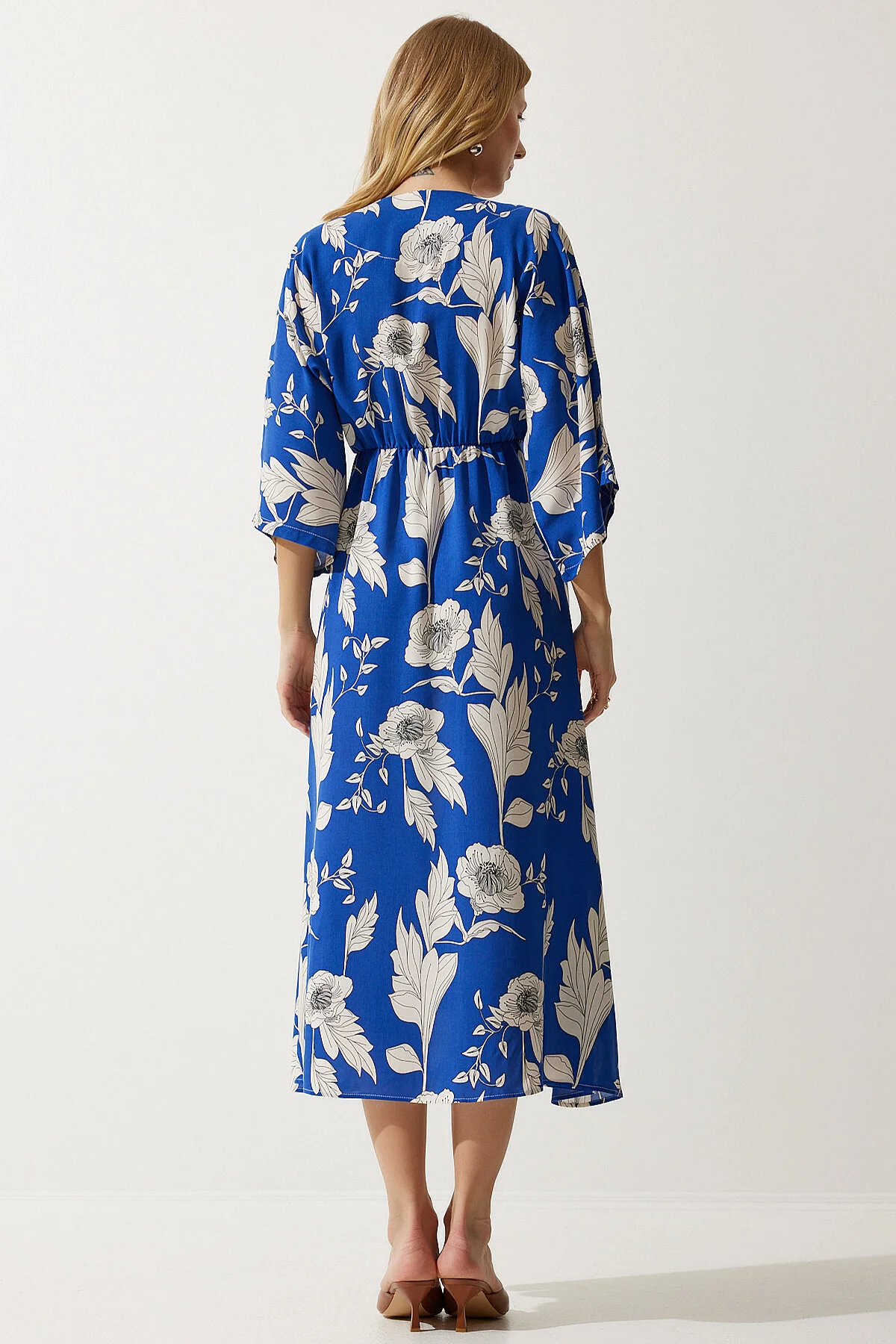 Happiness İstanbul  Blaues, cremefarbenes, gemustertes Sommerkleid aus Viskose mit Wickelkragen für Damen DK00166