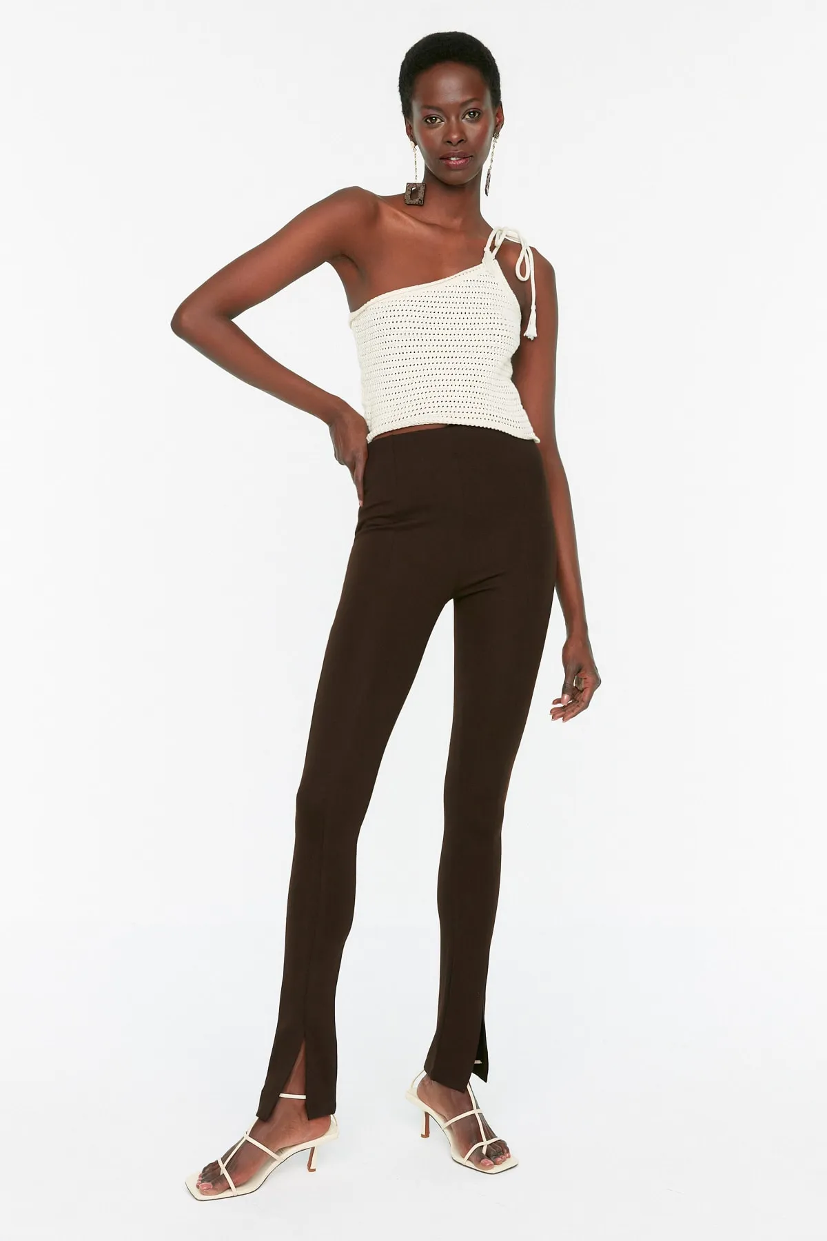 Trendyol Collection  Braune Interlock-Strick-Leggings mit hoher Taille und geschlitzten Beinen TWOAW21PL0263