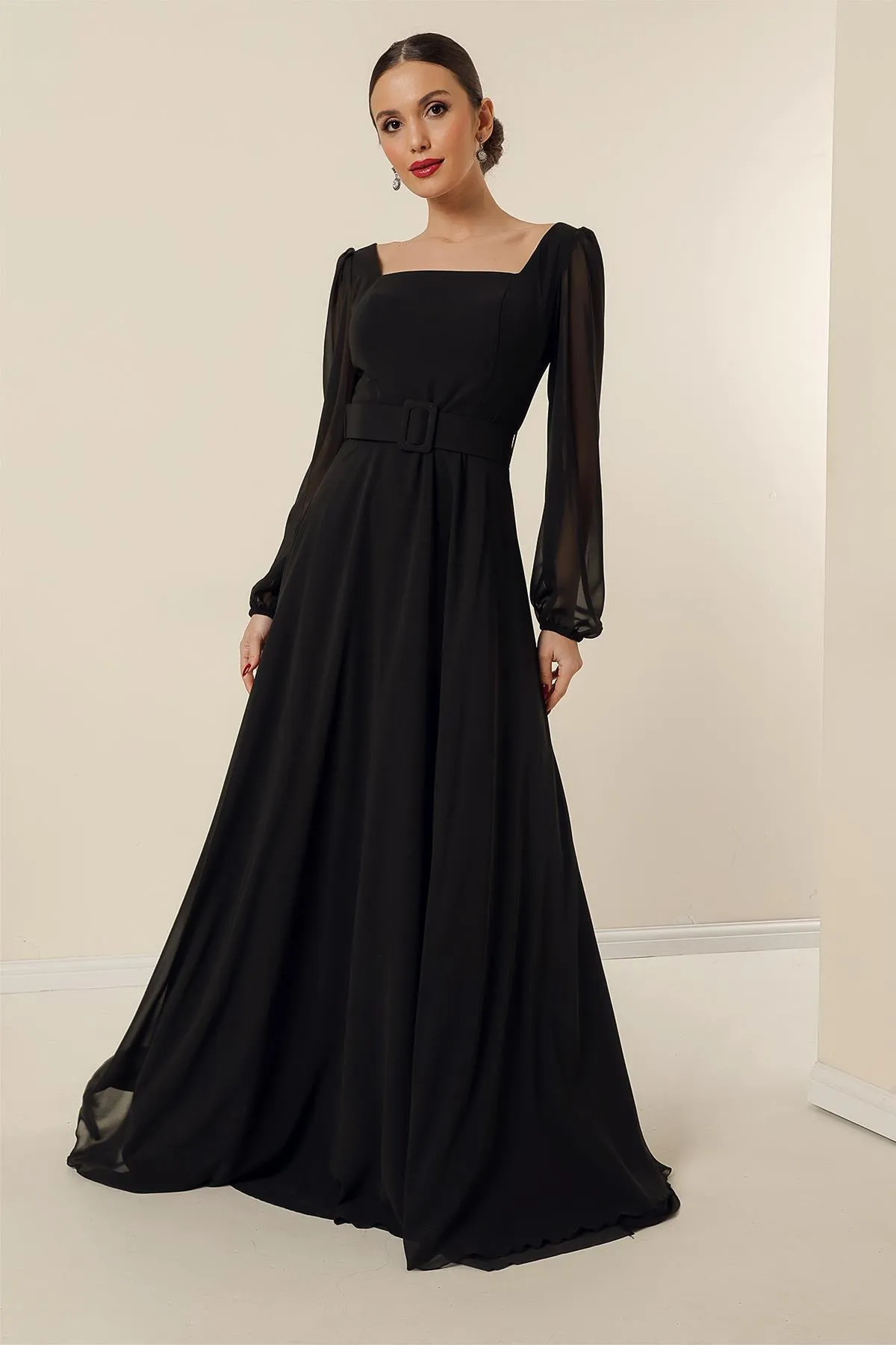 By Saygı  Langes Abendkleid aus Chiffon mit quadratischem Ausschnitt, Gürtel und Taillenfutter