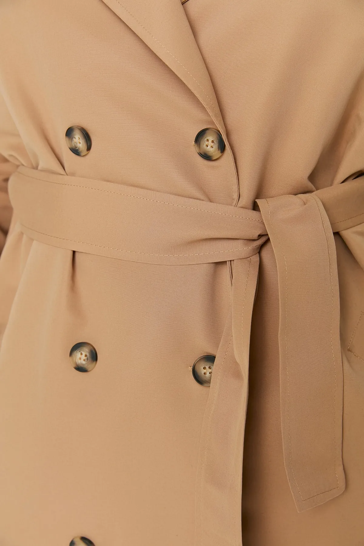 Trendyol Curve  Kamelfarbener Trenchcoat mit Schulterklappen, detailliertem Jackenkragen und Gürtel und breiter Passform