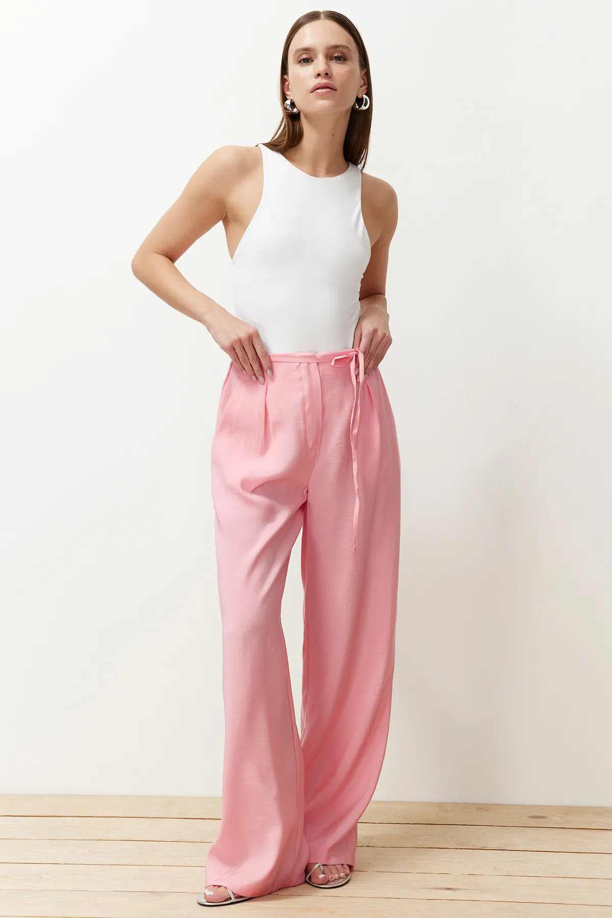 Trendyol Collection  Rosafarbene, gewebte Hose mit Modalanteil und dünnem Gürtel, plissiert, weit geschnitten, weites Bein TWOSS24PL00121
