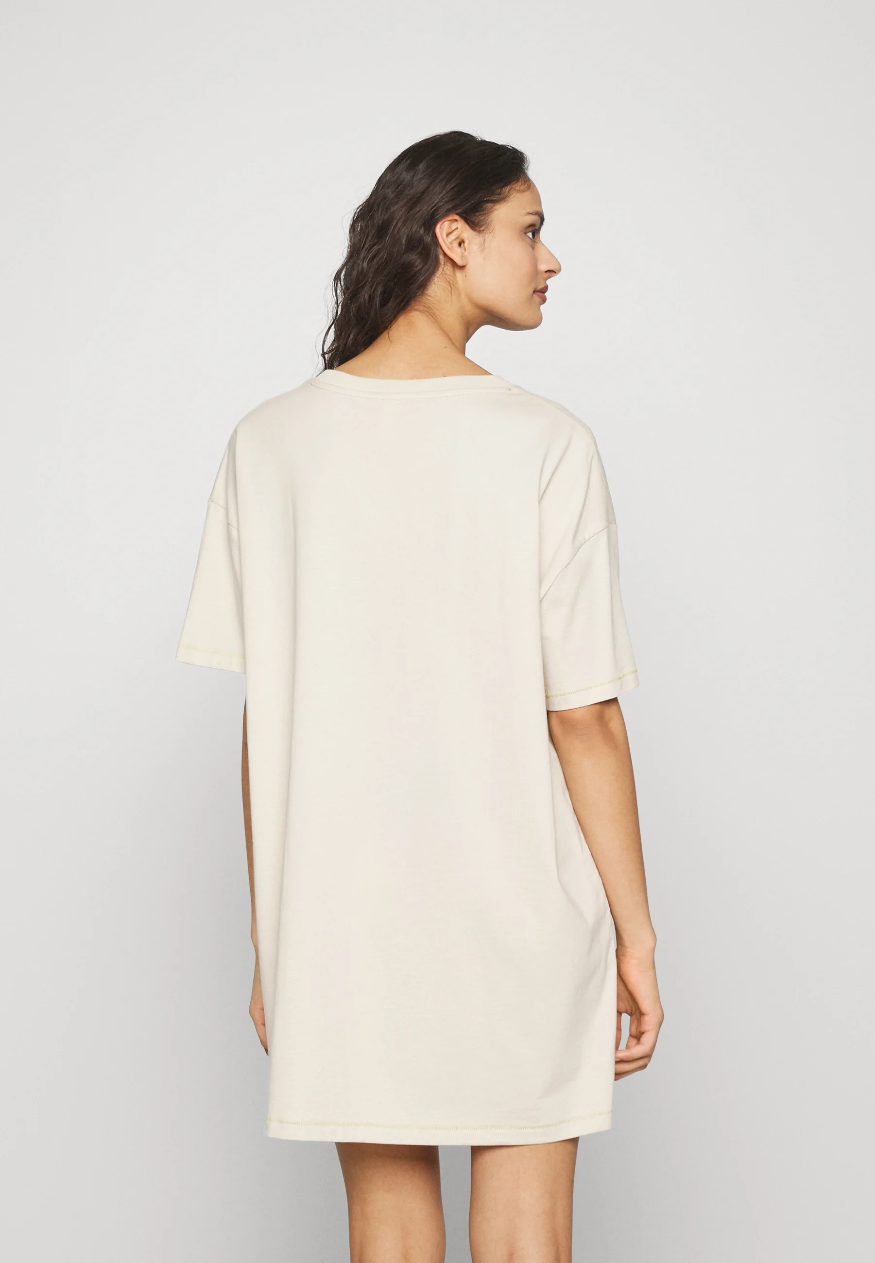 Camisón de algodón sobre el cuerpo