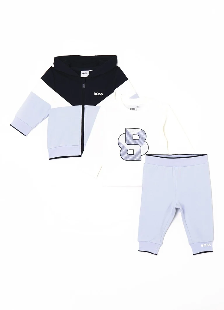 Set sport HUGO BOSS din trei piese cu mâneci lungi, ambalat într-o cutie cadou.