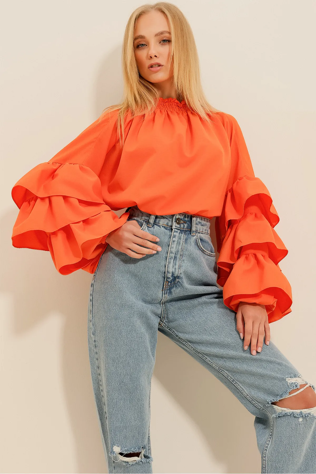 Trend Alaçatı Stili  Orangefarbene Damenbluse mit Rollkragen und Volant aus Webstoff ALC-X9762