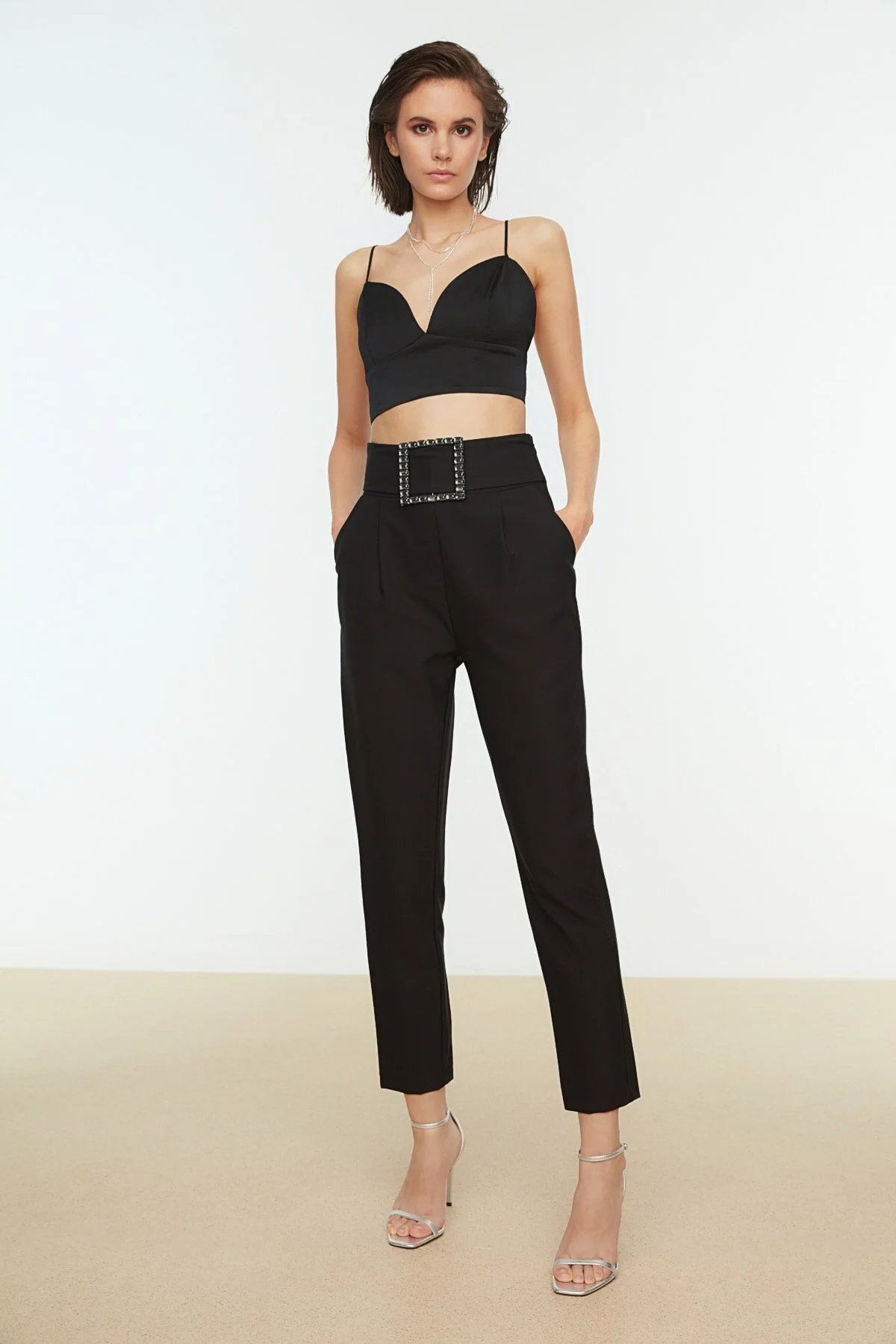 Trendyol Collection  Schwarze, gewebte, glänzende Stone-Hose mit Gürtel TPRAW20PL0168