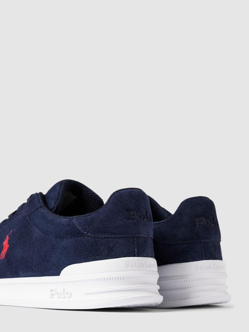 Sneaker mit Label-Detail in marineblau