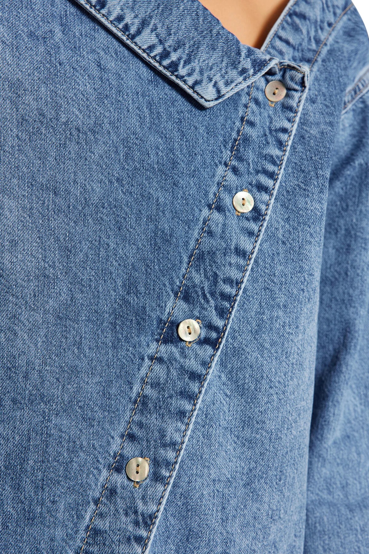 Trendyol Collection  Blaues Jeanshemd mit asymmetrischem Kragen und detailliertem Detail TWOSS24GO00034