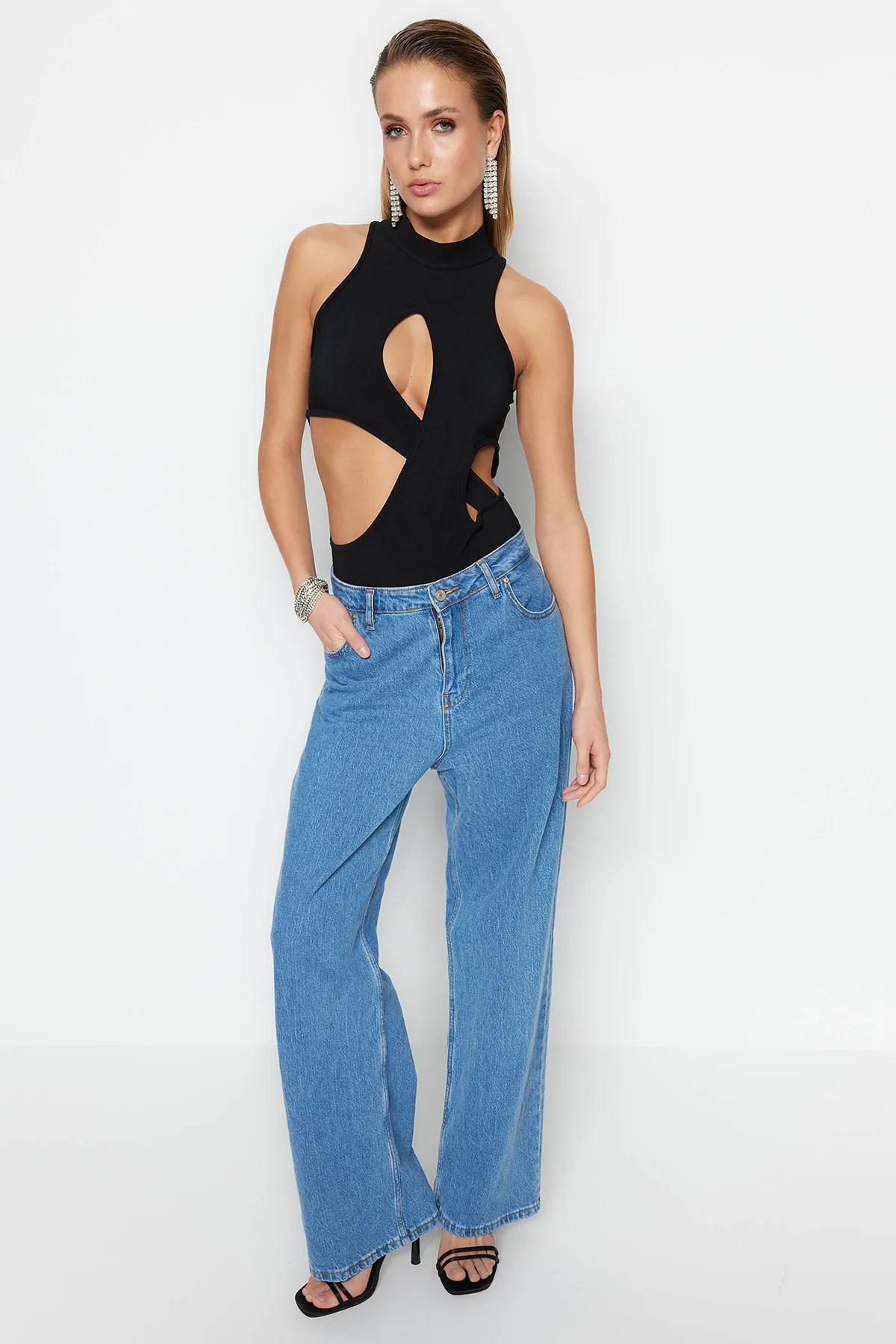 Trendyol Collection  Schwarzer gefütterter Strickbody mit Druckknopffenster und Aussparungen TPRSS23BD00021
