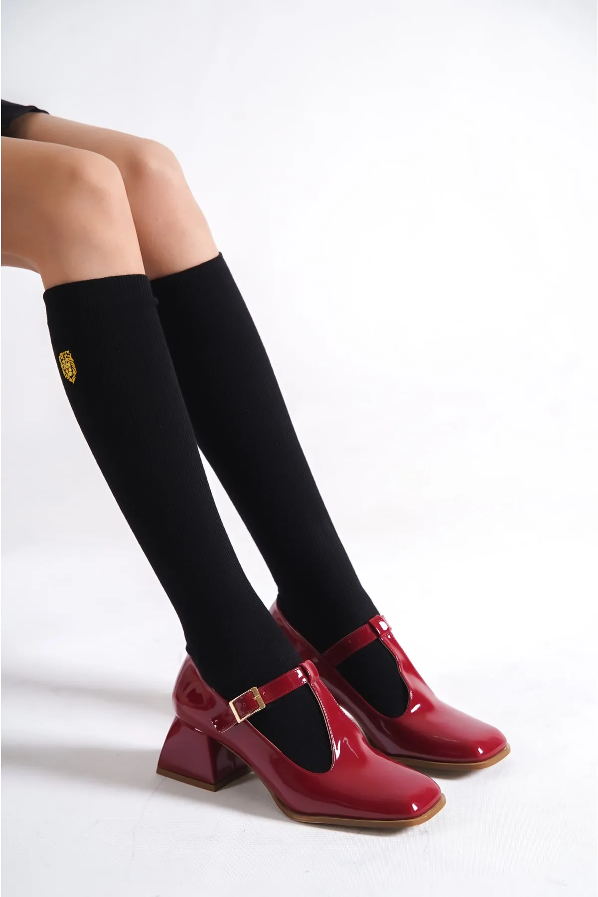 Capone Outfitters  Capone Damenschuhe aus Lackleder mit stumpfer Zehenpartie und T-Riemen mit mittelhohem Absatz in Weinrot