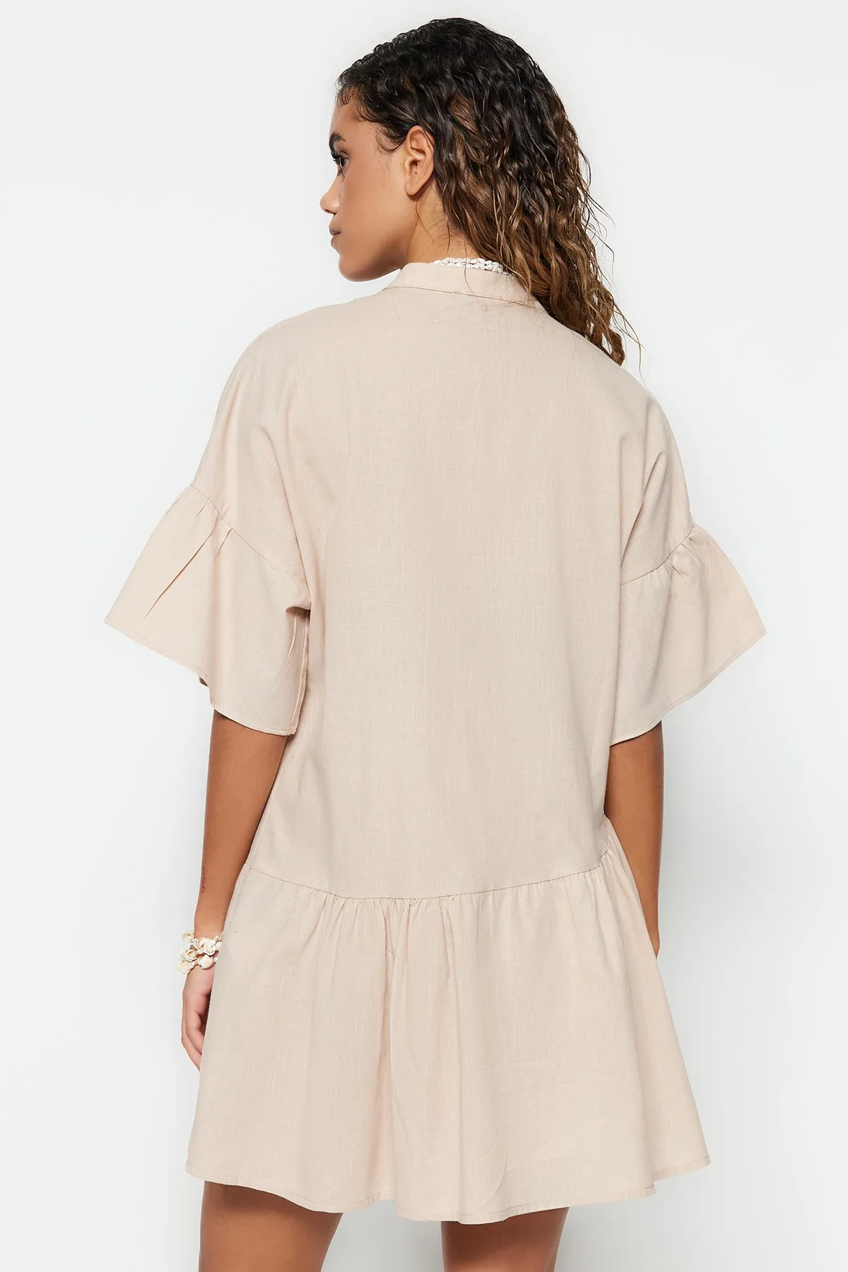 Trendyol Collection  Beiges, weit geschnittenes Mini-Strandkleid mit gewebtem Volant aus 100 % Baumwolle TBESS20EL0873