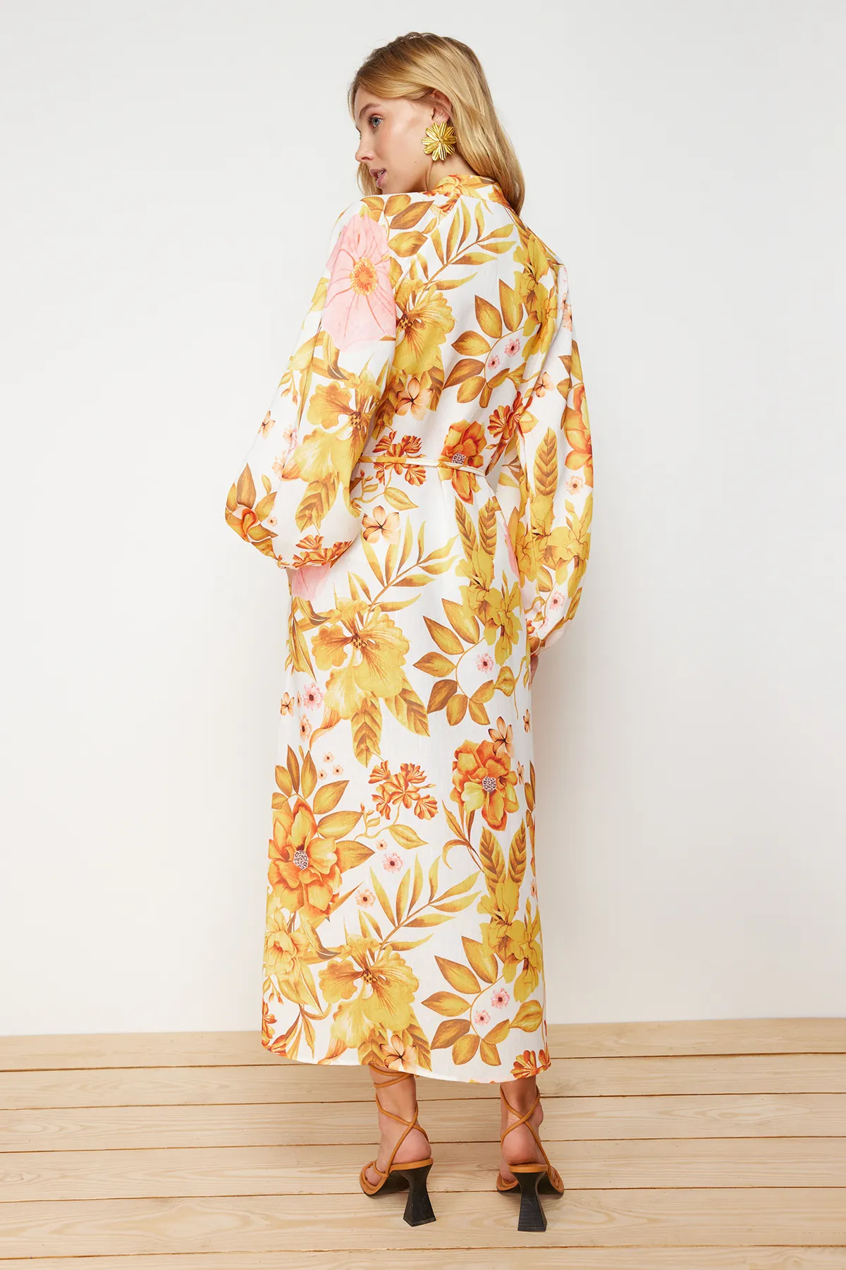 Trendyol Modest  Ecrufarbenes, gewebtes Hemdblusenkleid in Leinenoptik TCTSS24EB00106