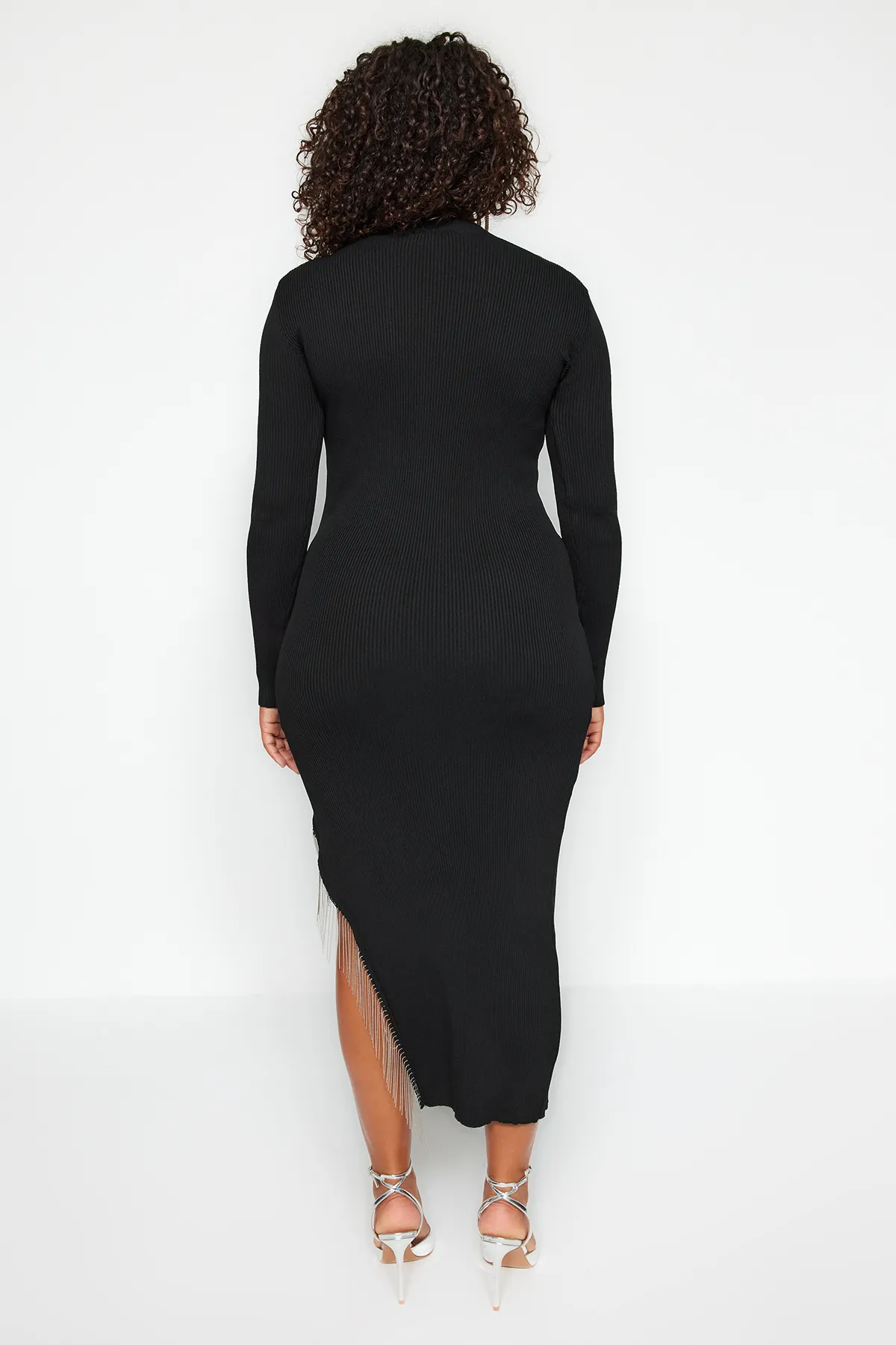 Trendyol Curve  Schwarzes Strickkleid mit asymmetrischem Schnitt und Accessoire-Details TBBAW24AH00006