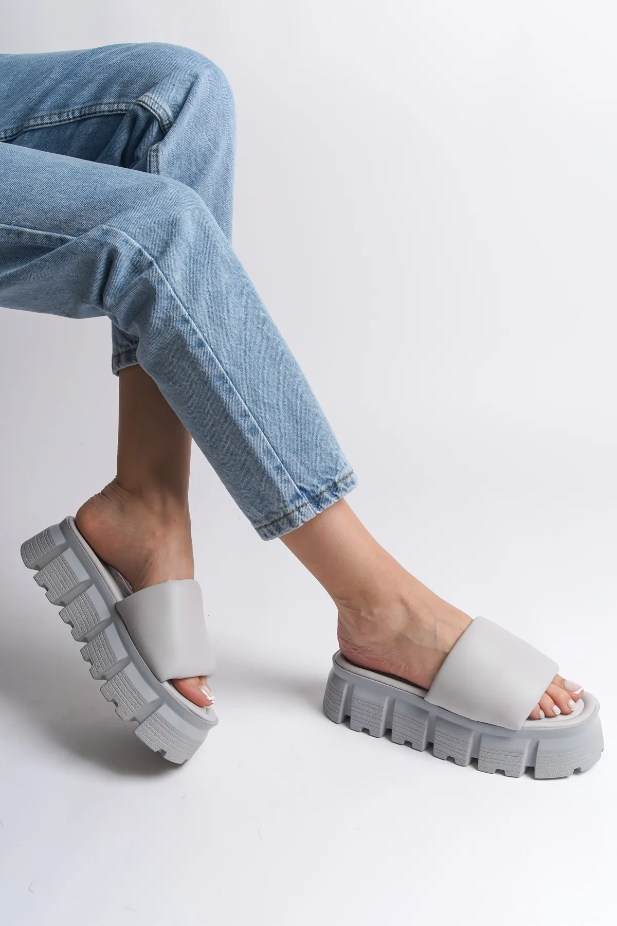 Capone Outfitters  Tello Damen-Hausschuhe mit Keilabsatz und einem Riemen