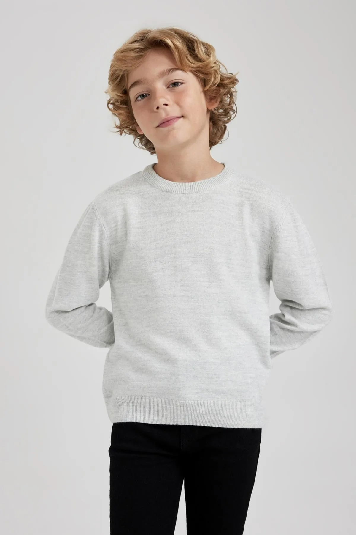 DeFacto  Strickpullover für Jungen mit normaler Passform und Rundhalsausschnitt