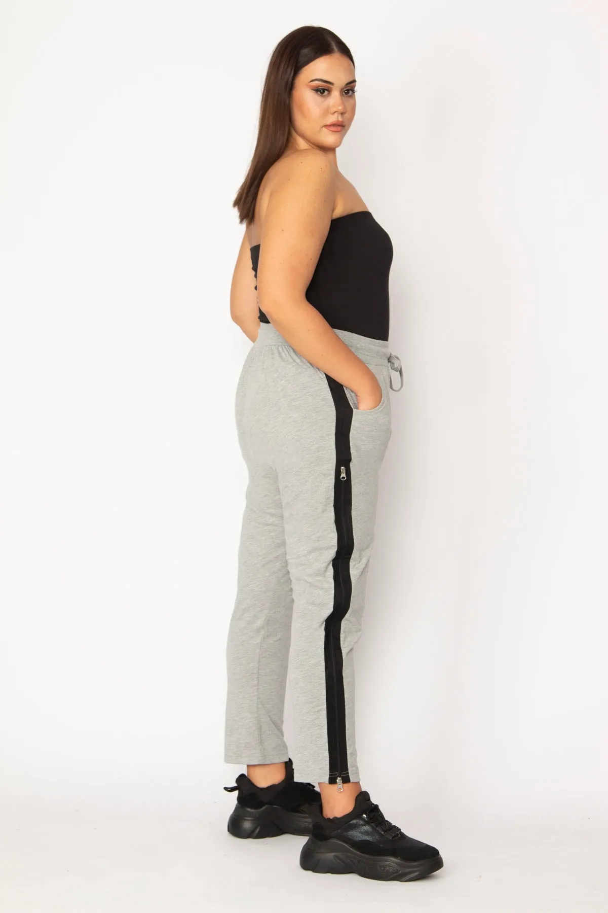 Şans  Graue Kombi-Hose mit Reißverschluss und elastischem Bund für Damen in großen Größen und beidseitiger Öffnung 65n29190