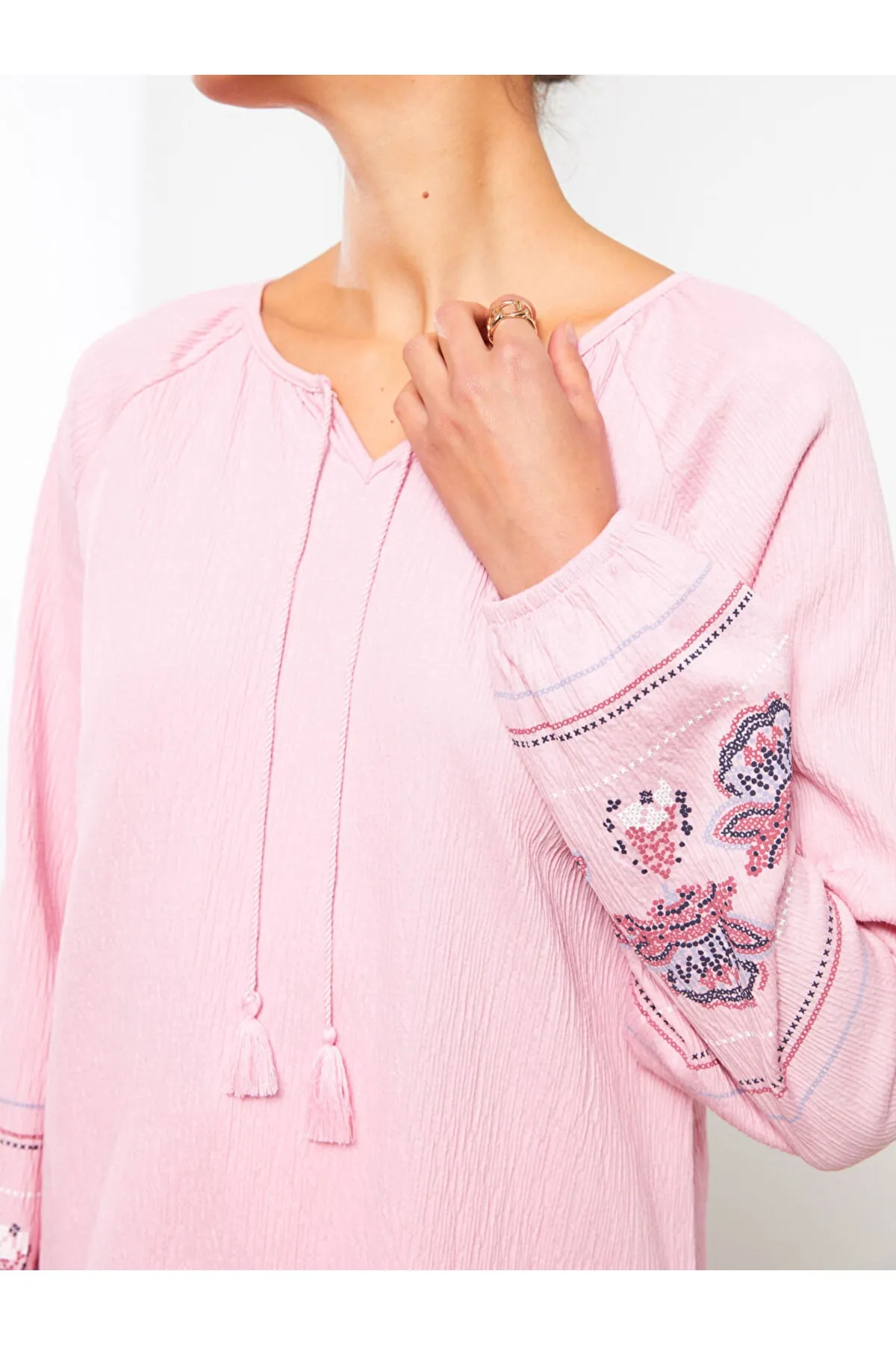 LC Waikiki  Langärmlige Tunika mit Bindekragen und Stickerei für Damen
