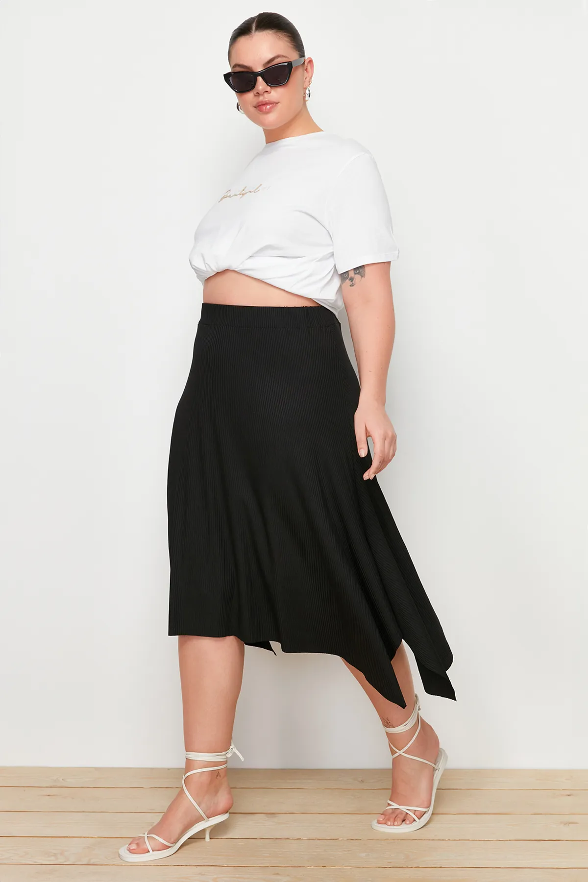 Trendyol Curve  Schwarzer asymmetrischer Strickrock TBSSS22ET0253