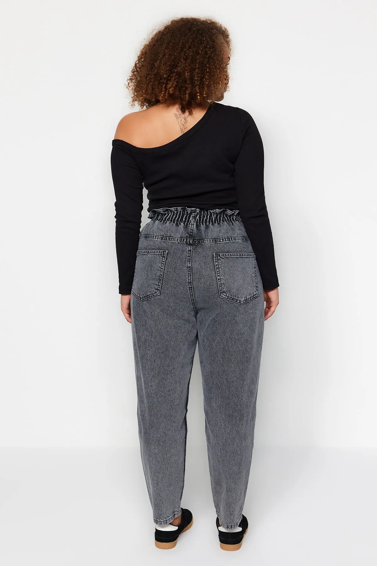 Trendyol Curve  Graue Mom-Jeans mit hoher Taille und elastischem Bund TBBAW23JE00002