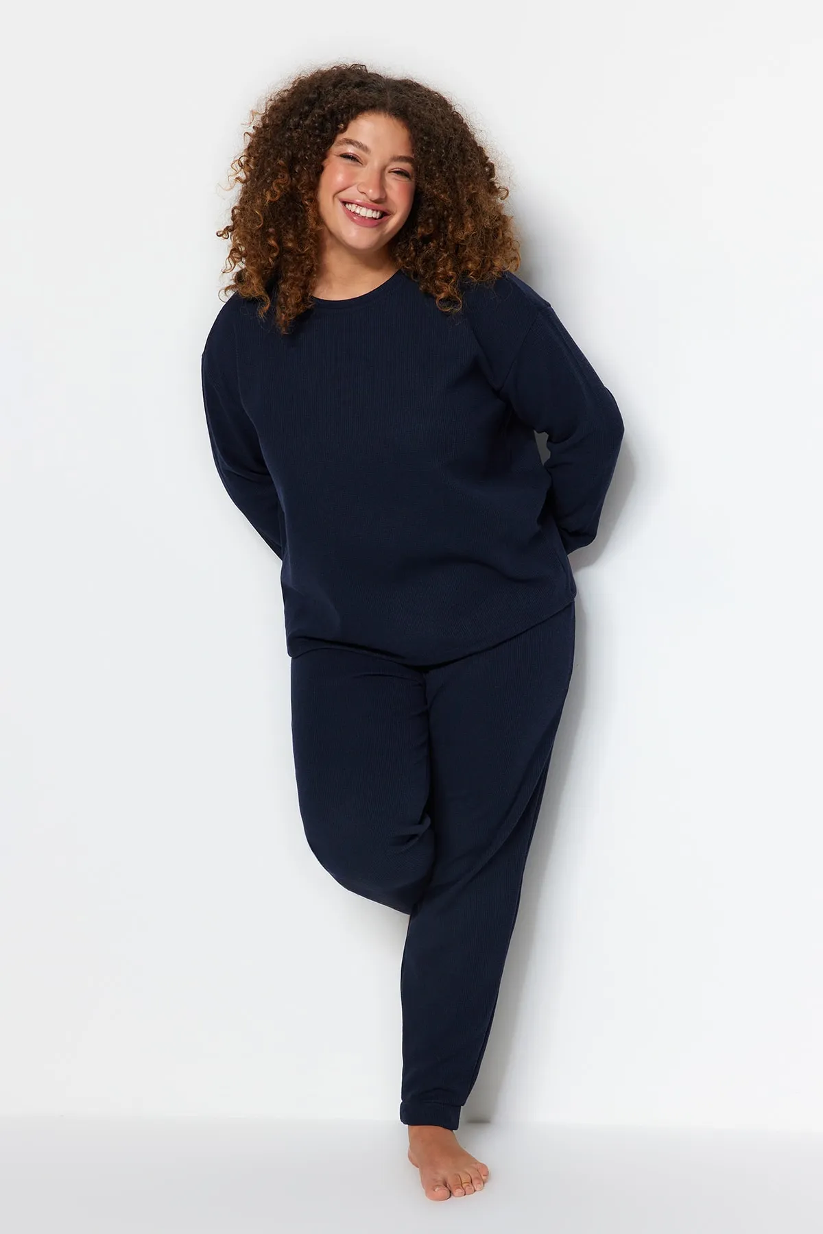 Trendyol Curve  Marineblaues Pyjama-Set aus strukturiertem Strick TBBAW24AI00000