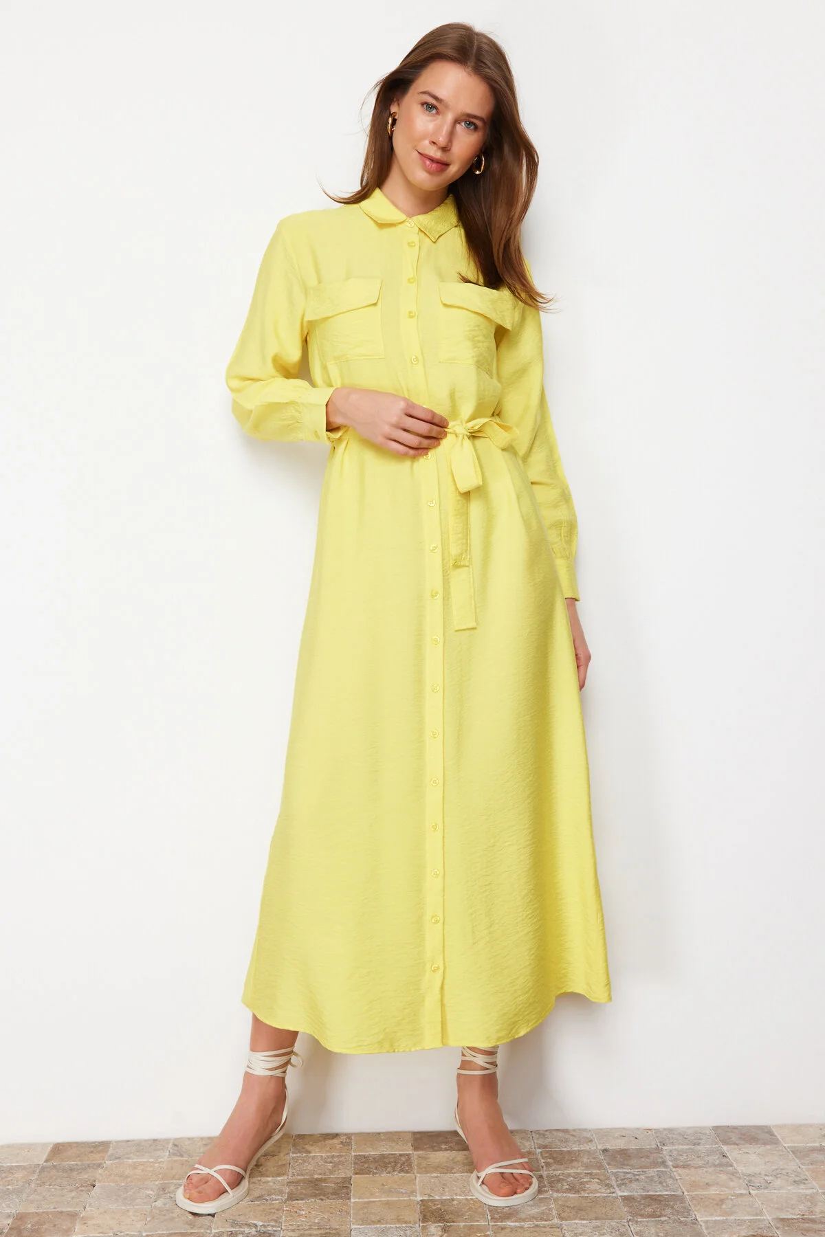 Trendyol Modest  Gelbes gewebtes Kleid mit elastischer Taille, Gürtel und Taschendetail TCTSS22EB0034