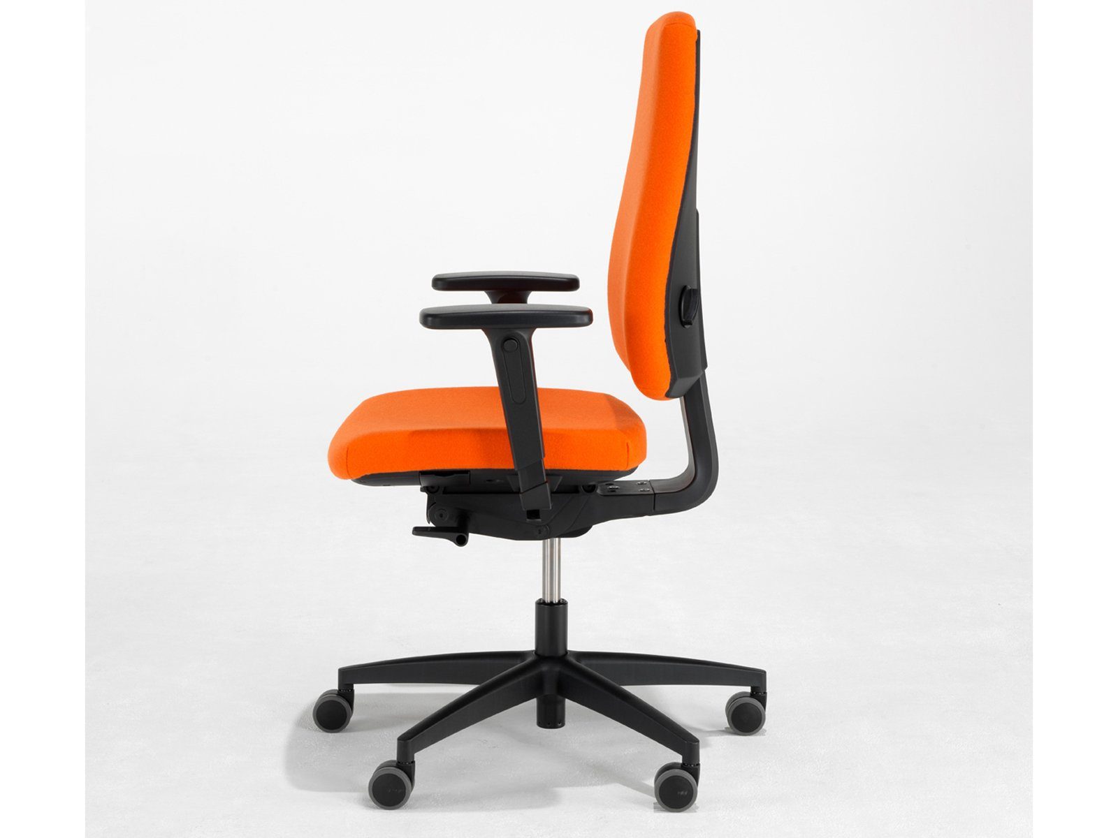Mauser Sitzkultur Schreibtischstuhl, Ergonomisch-er Bürostuhl Orange, moderner hochwertiger Armlehnenstuhl