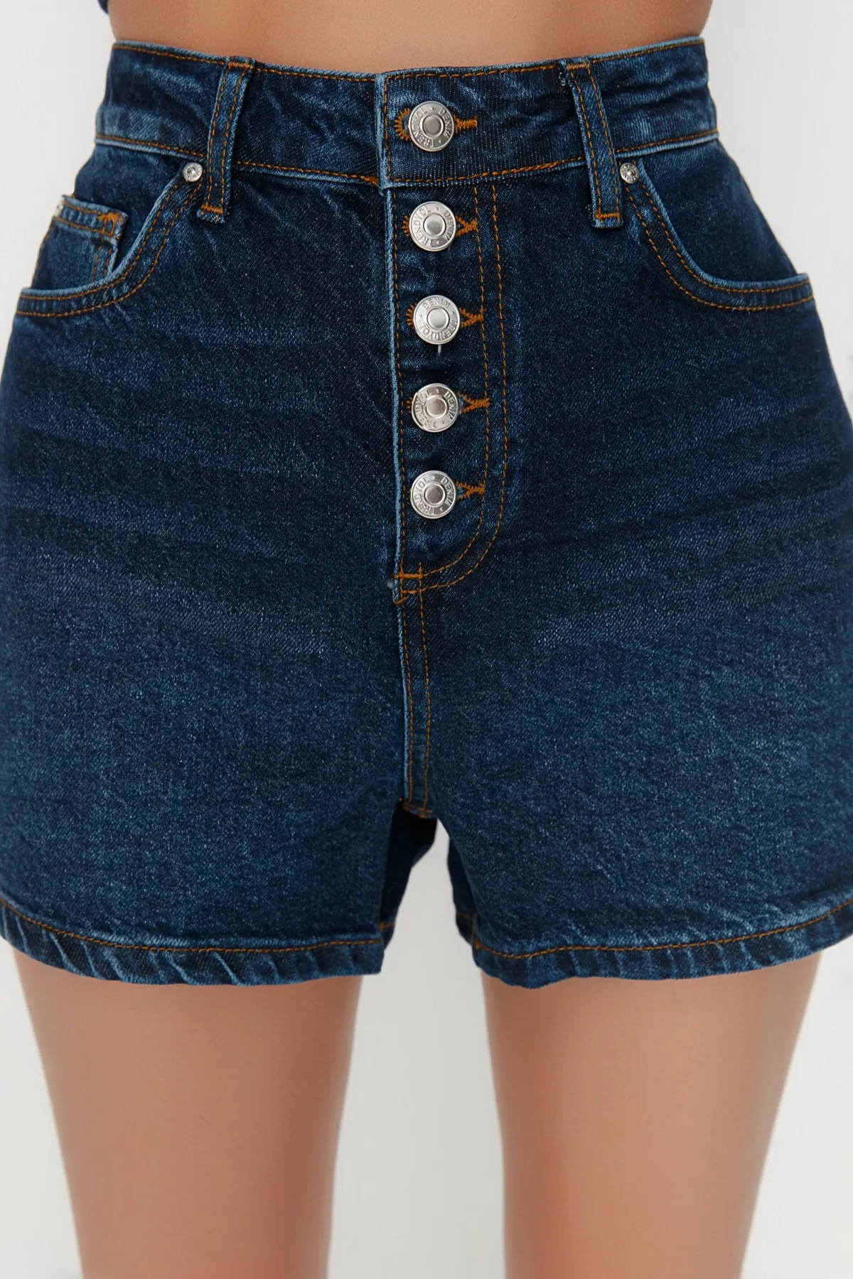 Trendyol Collection  Dunkelblaue, vorne geknöpfte Jeansshorts mit hoher Taille TWOSS22SR00112