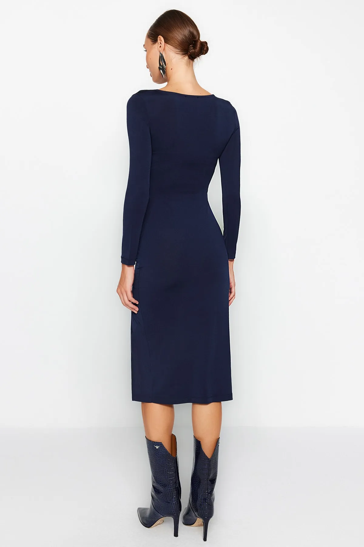 Trendyol Collection  Marineblaues, geschlitztes Midi-Strickkleid mit asymmetrischem Kragen TWOAW24EL00118