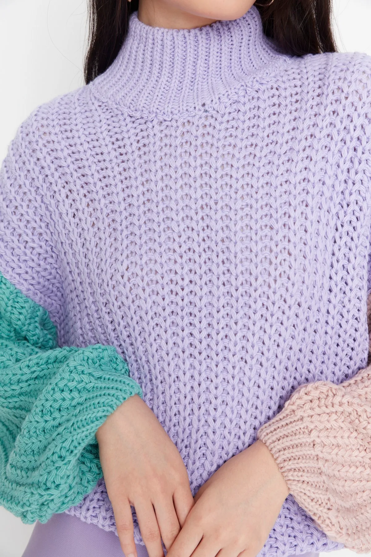 Trendyol Collection  Lilafarbener, weich strukturierter Strickpullover mit Farbblockdesign und weiter Passform TWOAW21KZ0271