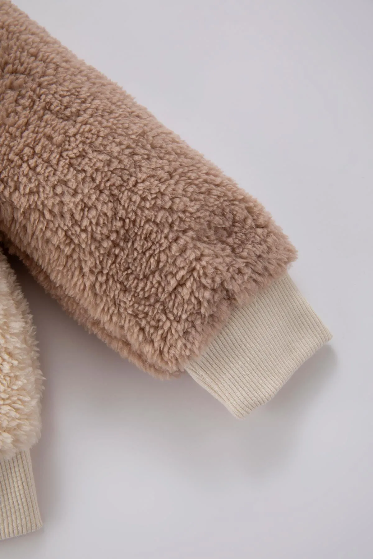 DeFacto  Bestickter Bomber-Cardigan aus Welsoft-Plüsch mit College-Kragen für Babys